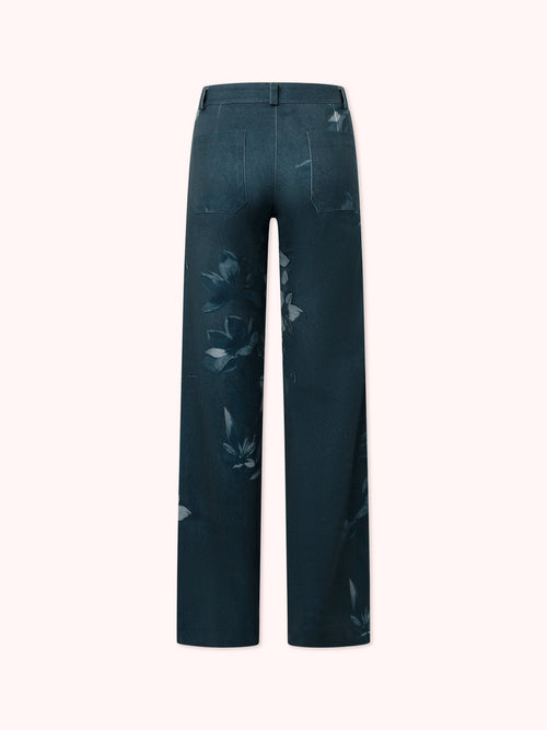 PANTALÓN FLARE CON ESTAMPADO FLORAL AZUL MARINO