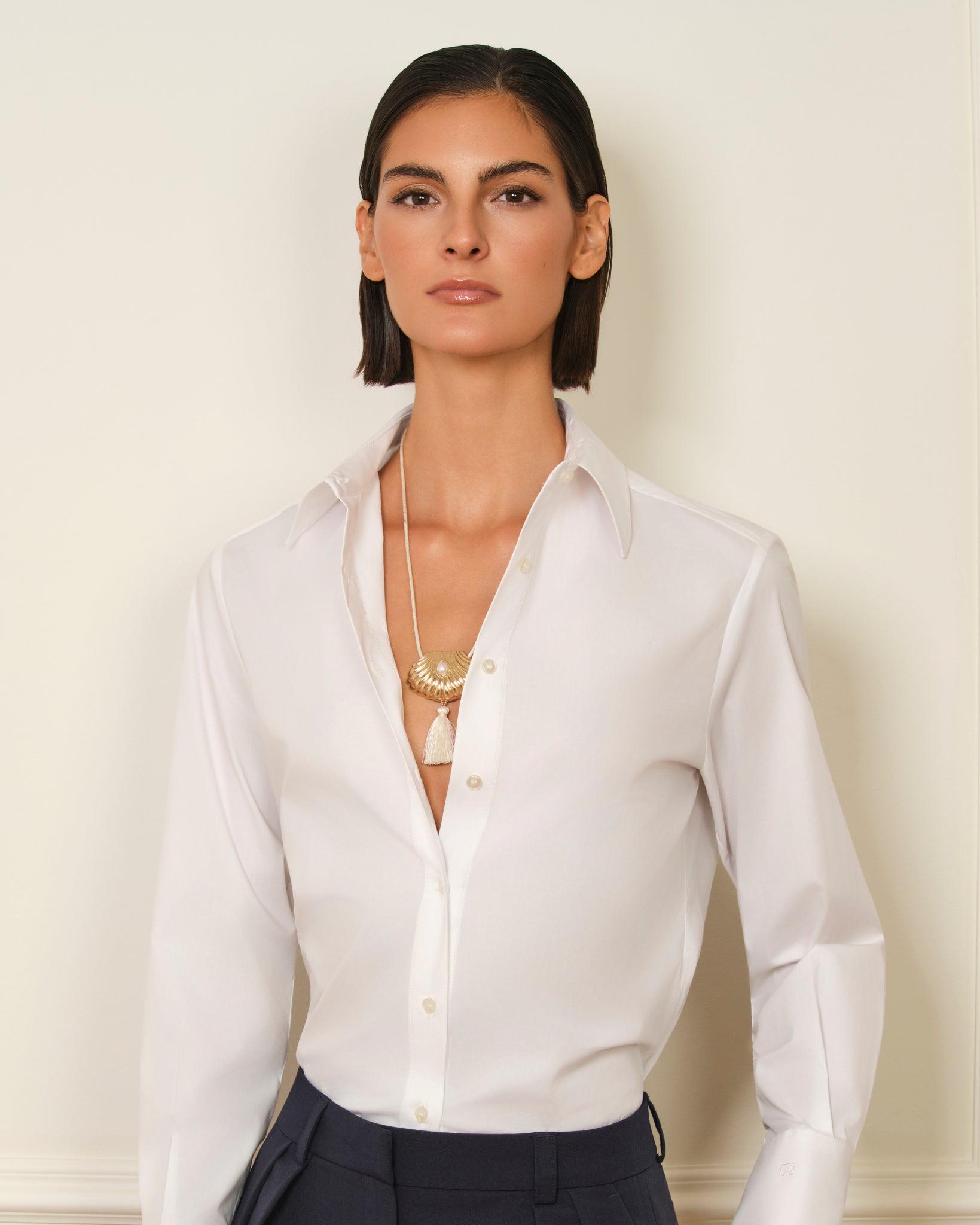 COLLAR CONCHA CON FLECOS DORADO