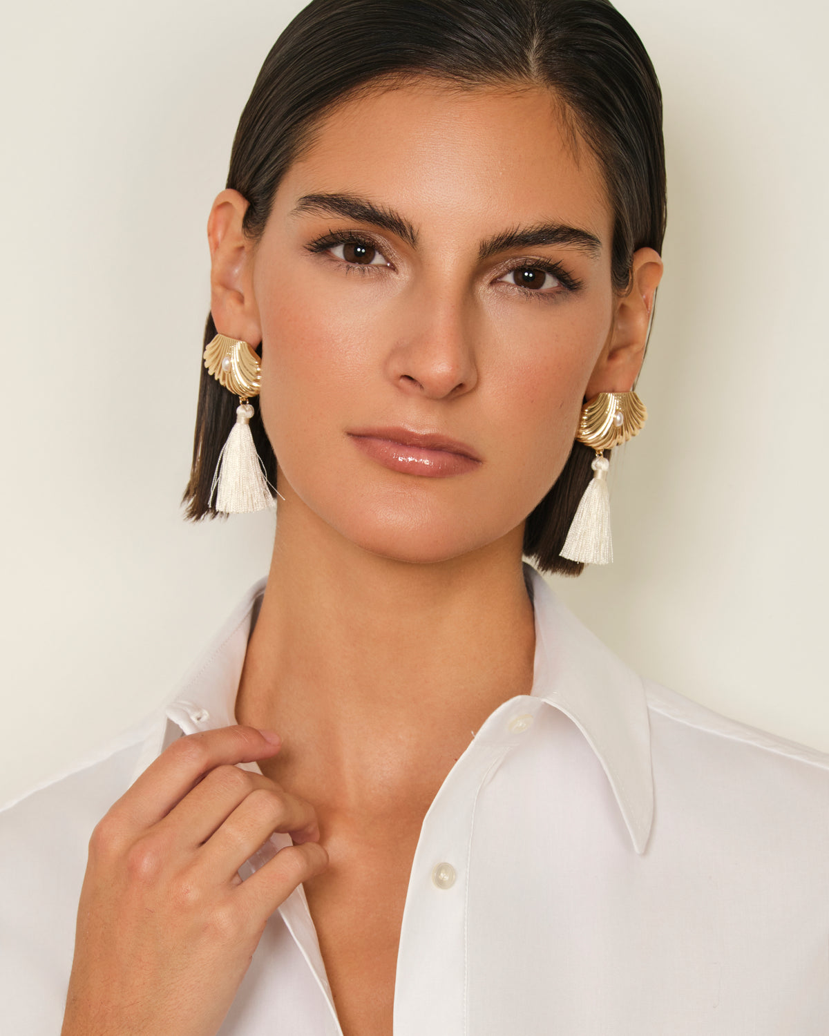 PENDIENTES CONCHA CON FLECOS DORADO