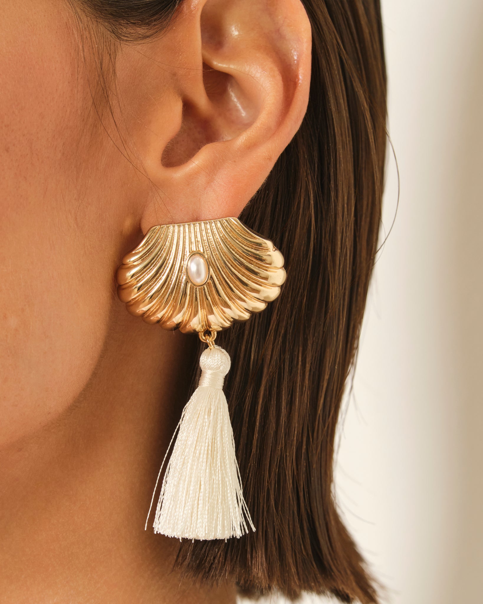 PENDIENTES CONCHA CON FLECOS DORADO