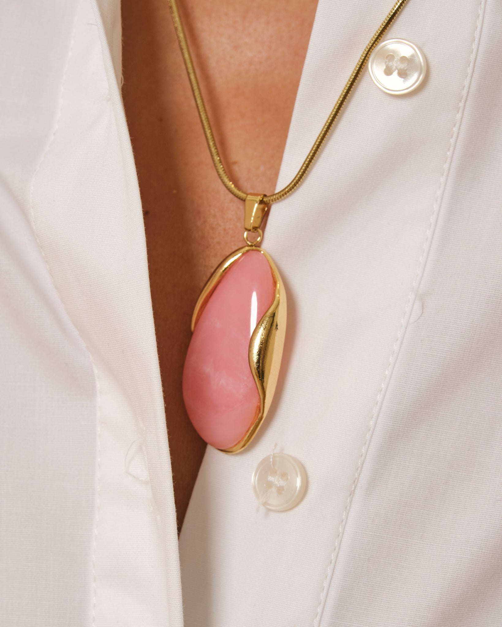 COLLAR DE PIEDRA CON DORADO