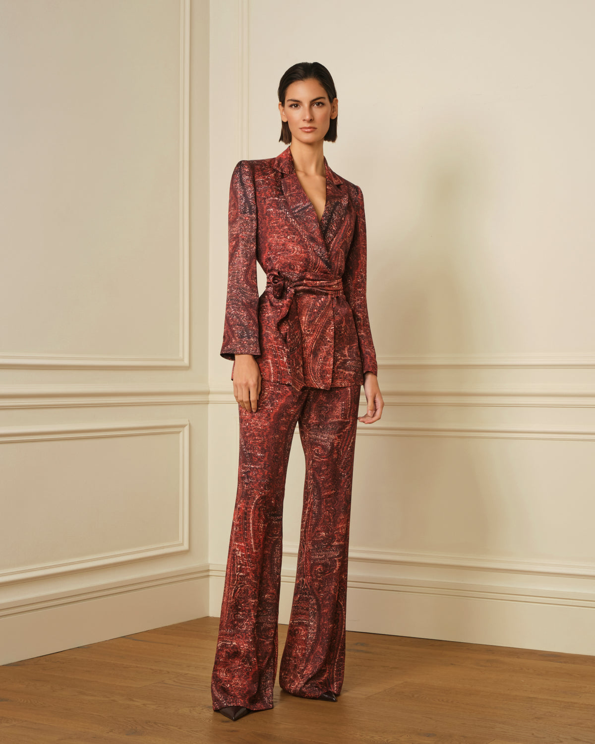 PANTALÓN SATINADO ESTAMPADO BURDEOS