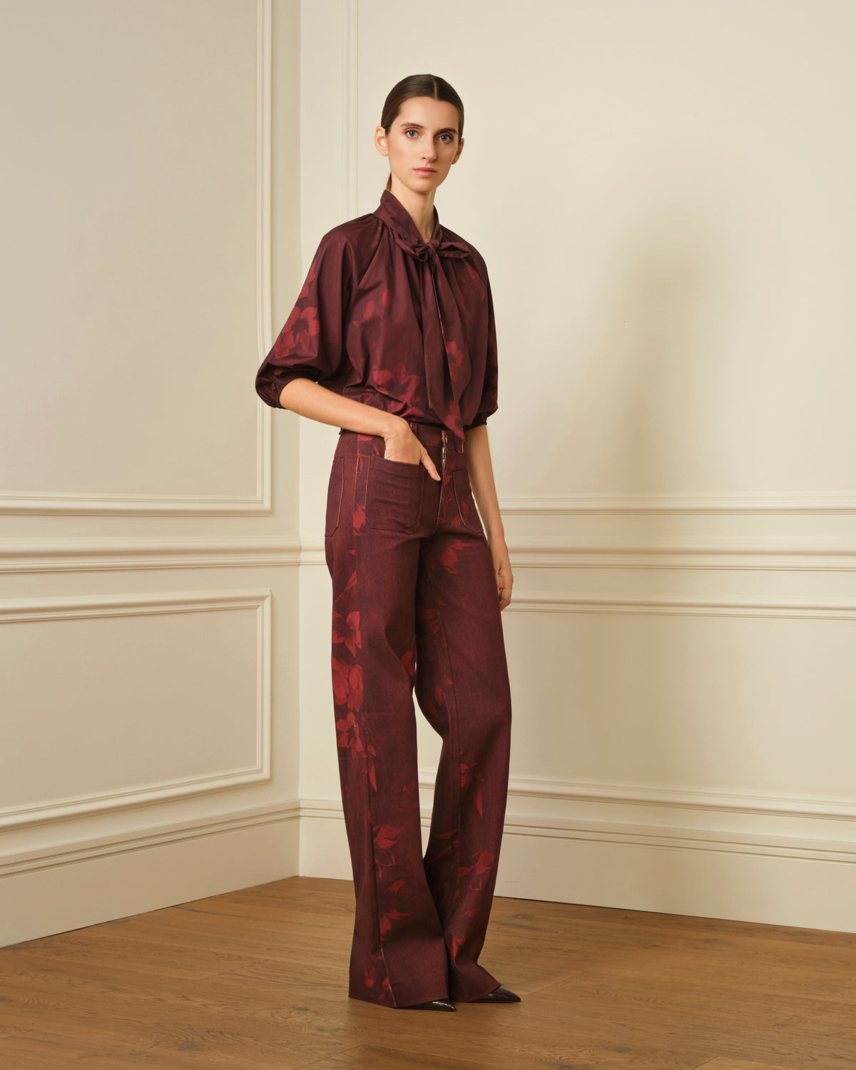 PANTALÓN FLARE CON ESTAMPADO FLORAL BURDEOS