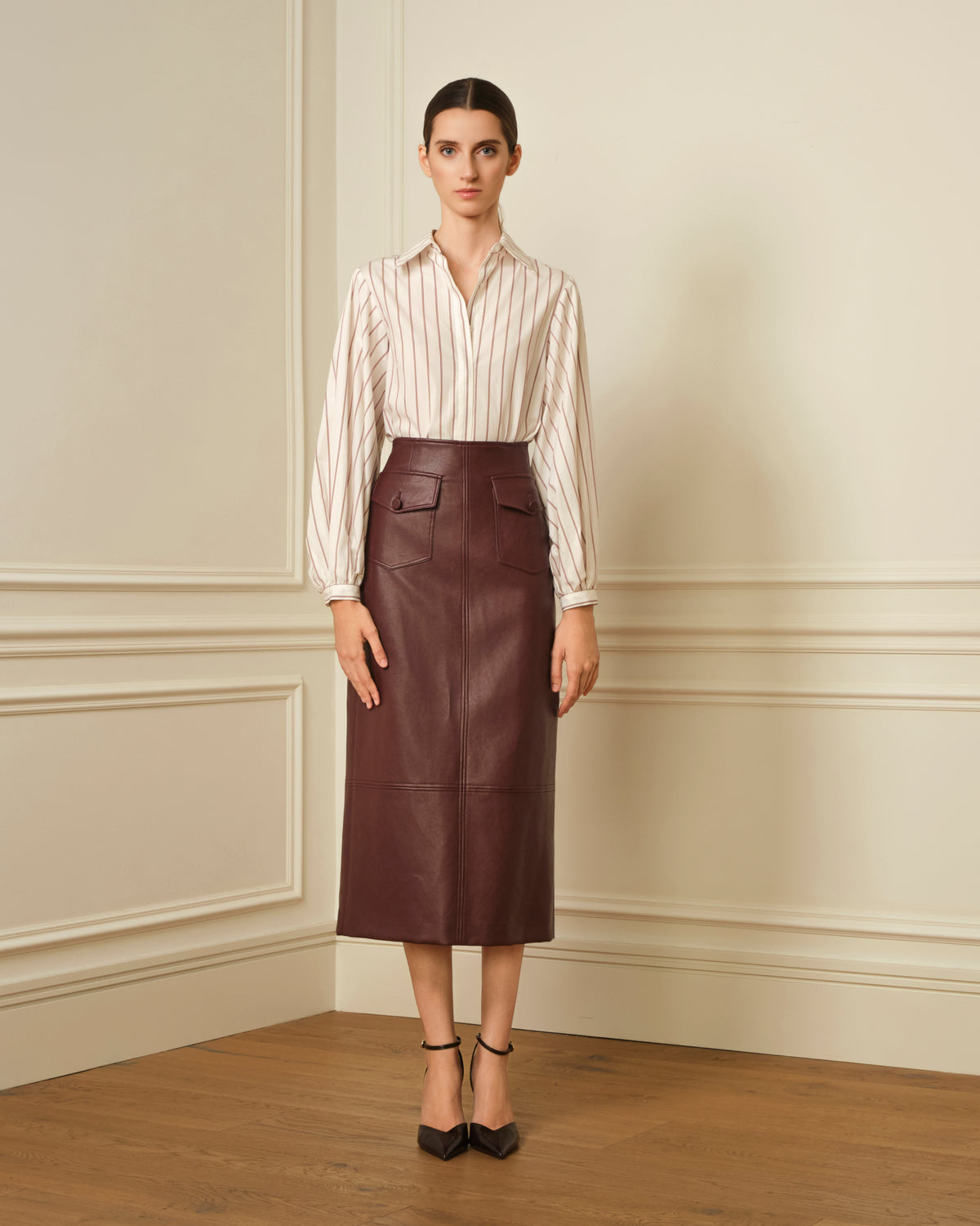 FALDA MIDI CON BOLSILLOS EFECTO PIEL