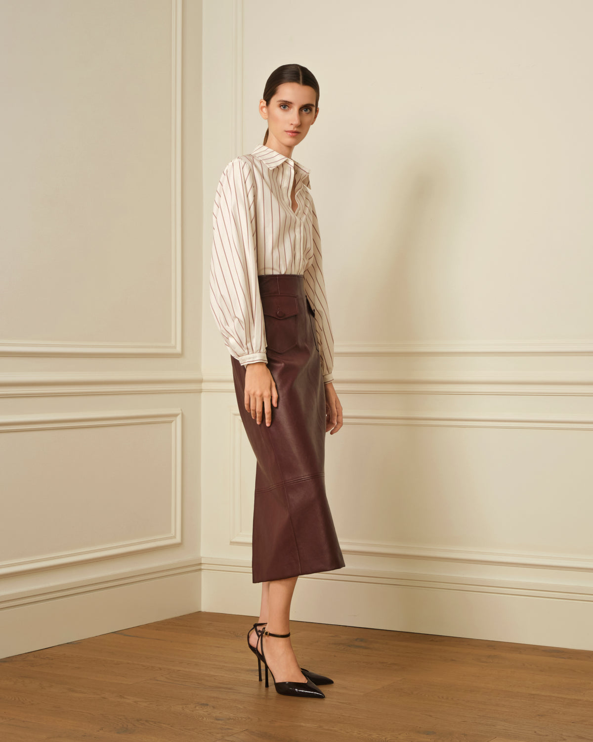 FALDA MIDI CON BOLSILLOS EFECTO PIEL