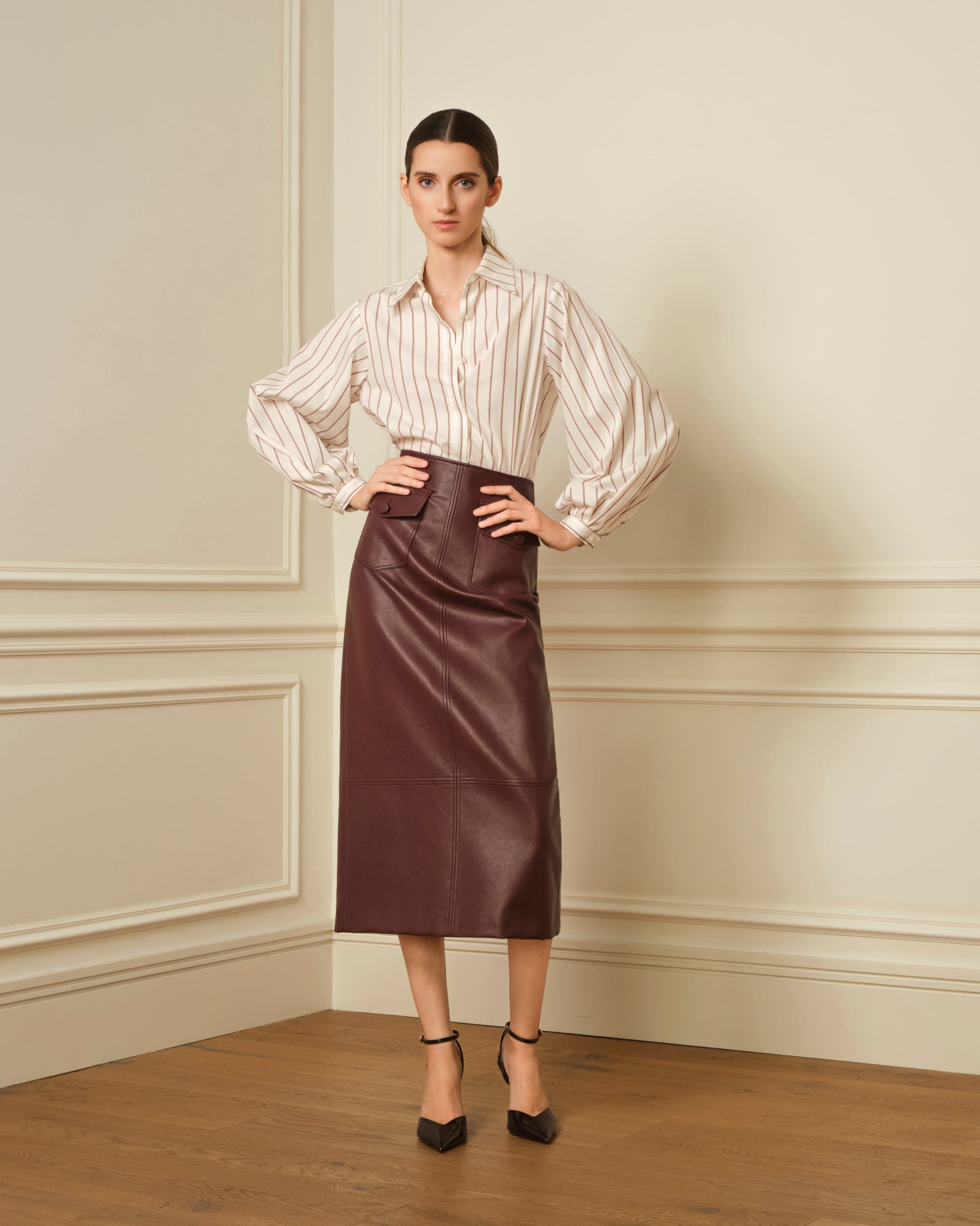 FALDA MIDI CON BOLSILLOS EFECTO PIEL