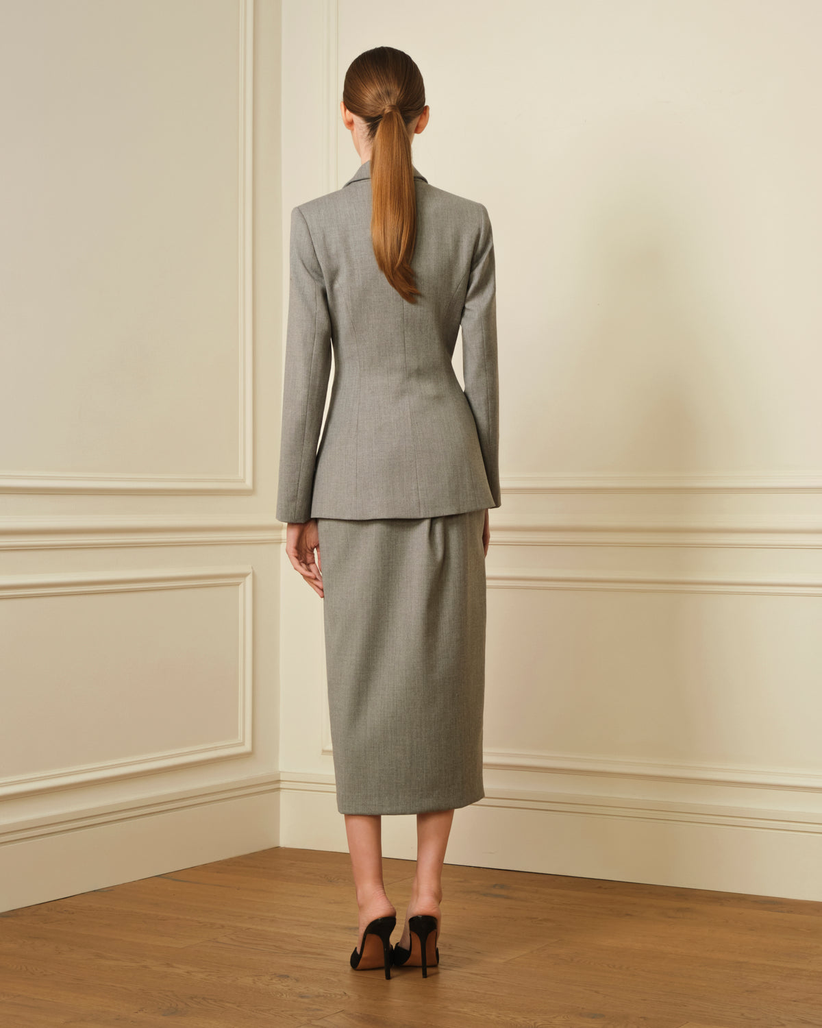 CHAQUETA ENTALLADA PEPLUM GRIS
