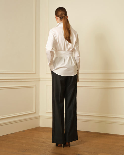 CAMISA CON CINTURÓN BLANCO