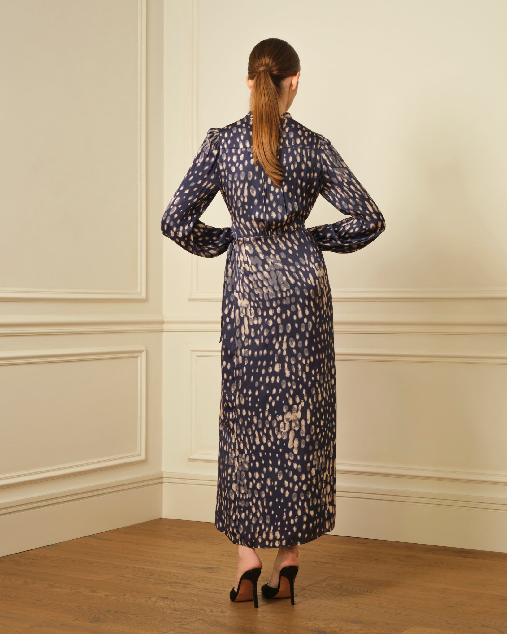 VESTIDO MIDI CRUZADO CON ESTAMPADO AZUL