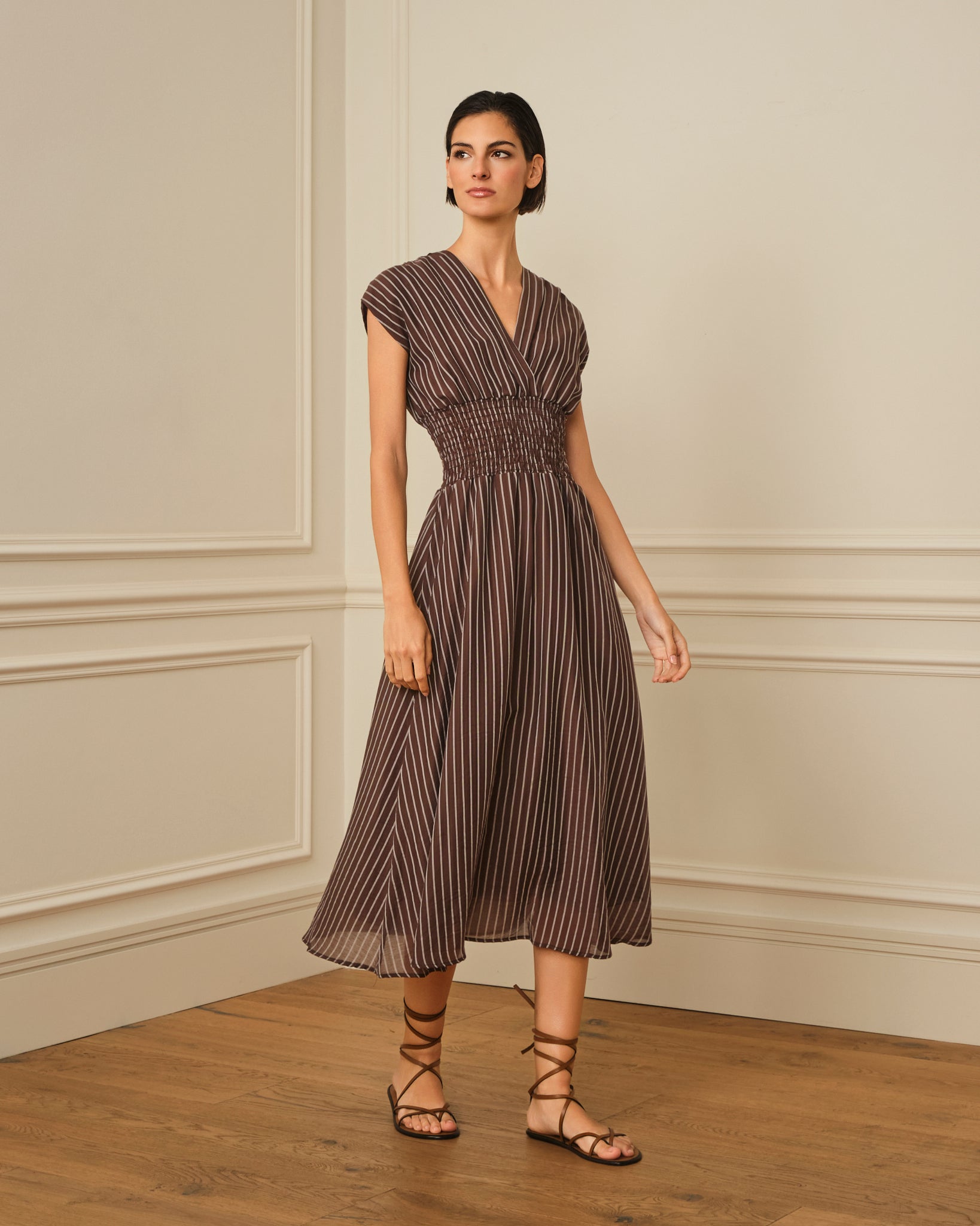 VESTIDO MIDI CON ESTAMPADO DE RAYAS MARRÓN