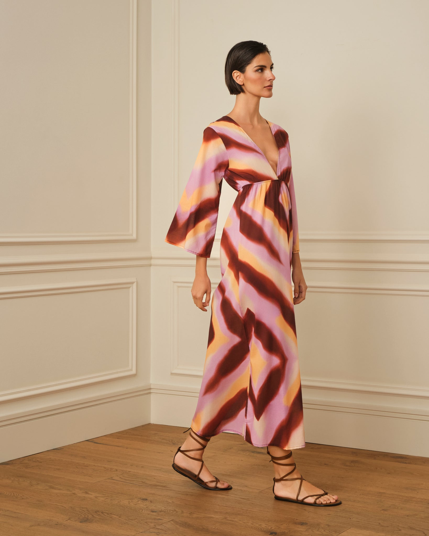 VESTIDO ESTAMPADO CON ESCOTE PICO ROSA
