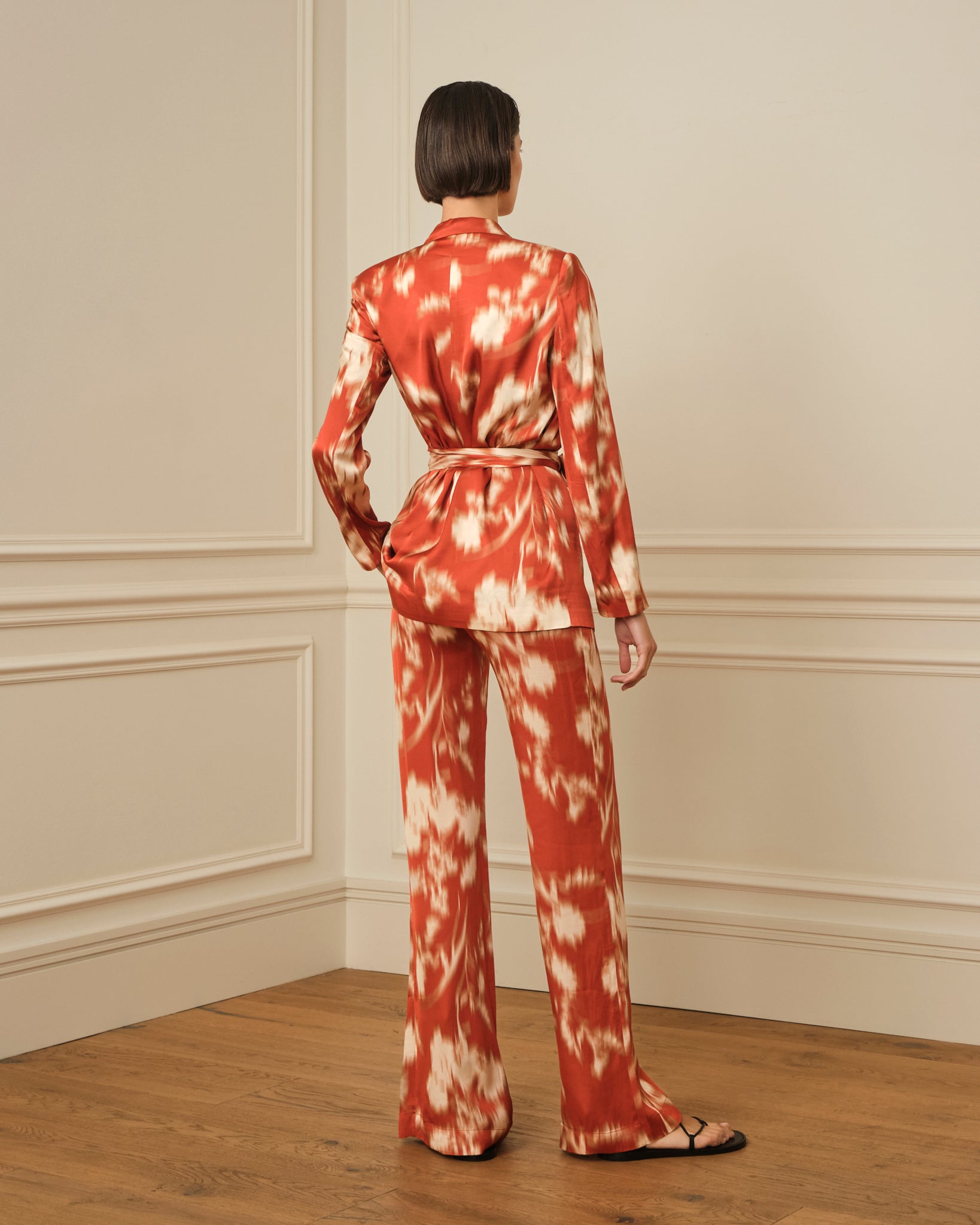 BLAZER SATINADO ESTAMPADO ROJO CON CINTURON DE LAZO