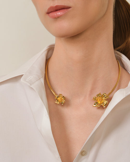 FLOR DE ALMENDRO COLLAR DORADO