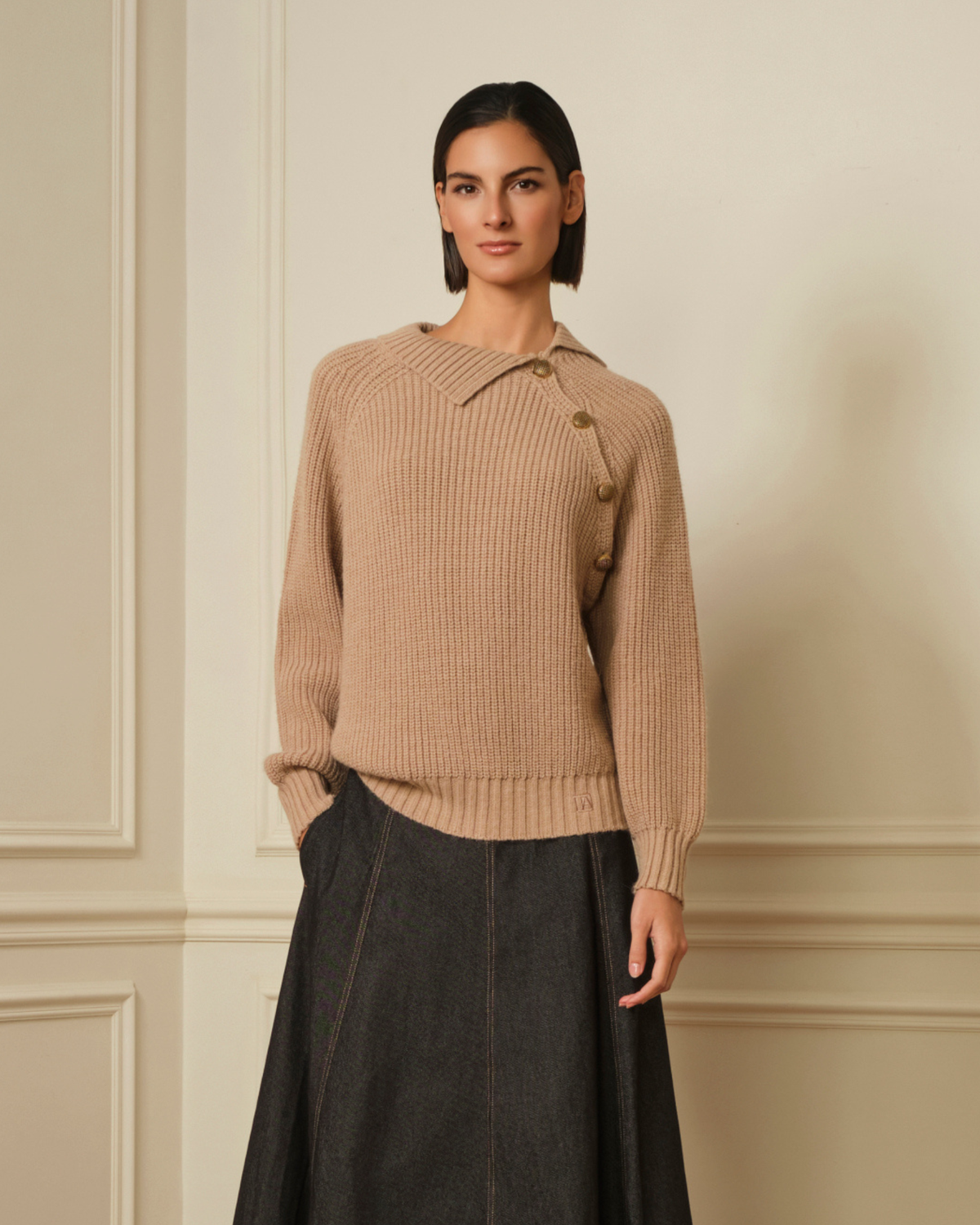 SUÉTER DE CUELLO ALTO BOTONES CAMEL