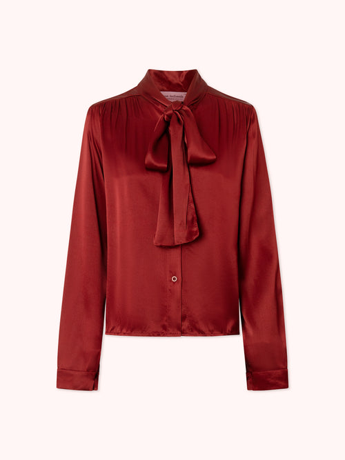 CAMISA SATINADA CON LAZADA EN CUELLO GRANATE