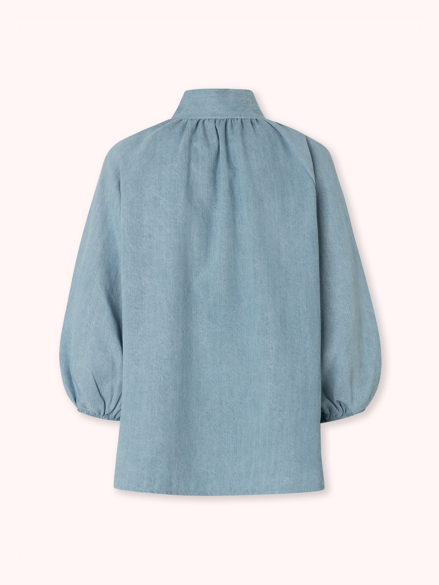 BLUSA MANGA ABULLONADA CON LAZO EN CUELLO DENIM AZUL CLARO