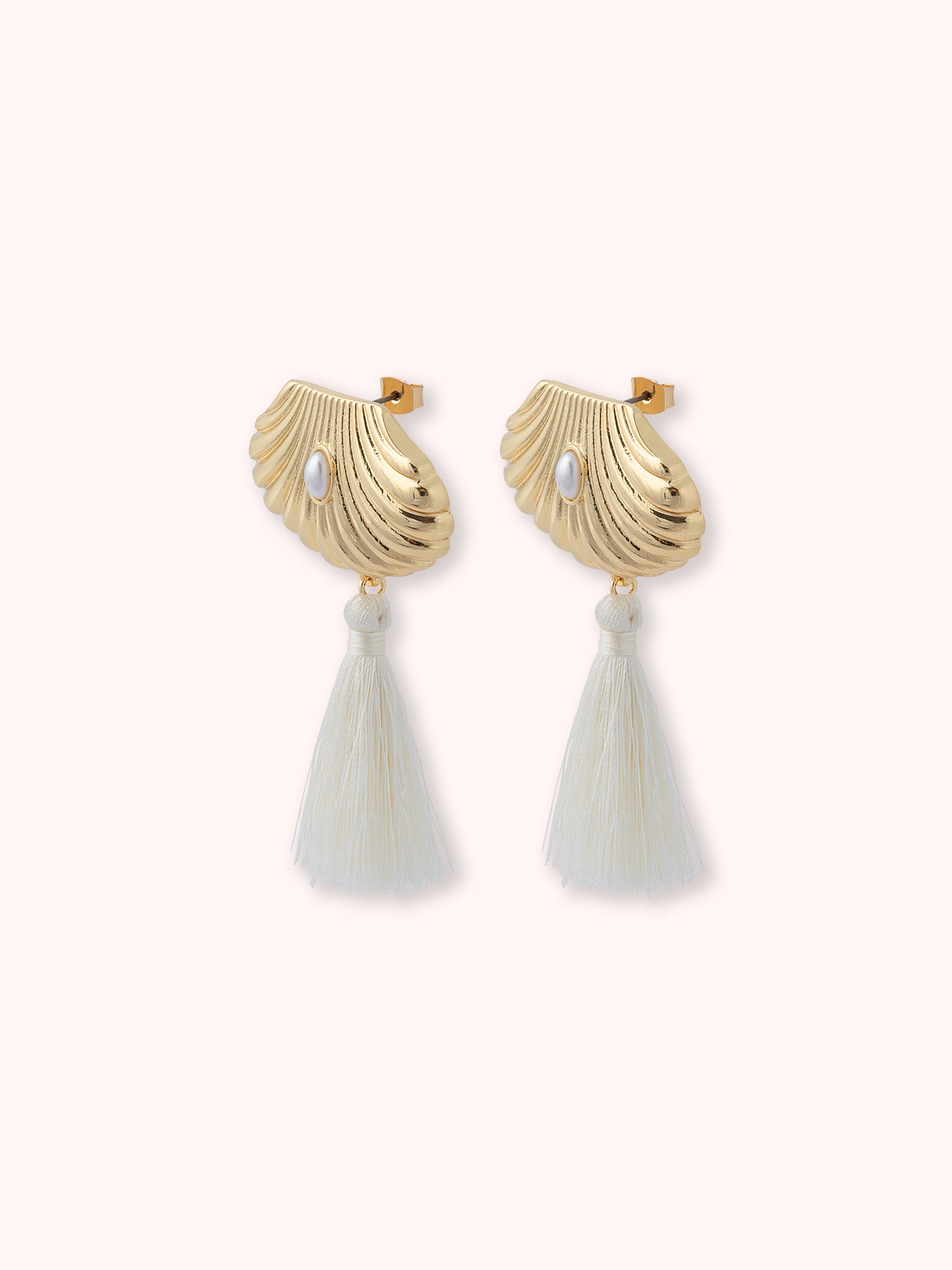 PENDIENTES CONCHA CON FLECOS DORADO