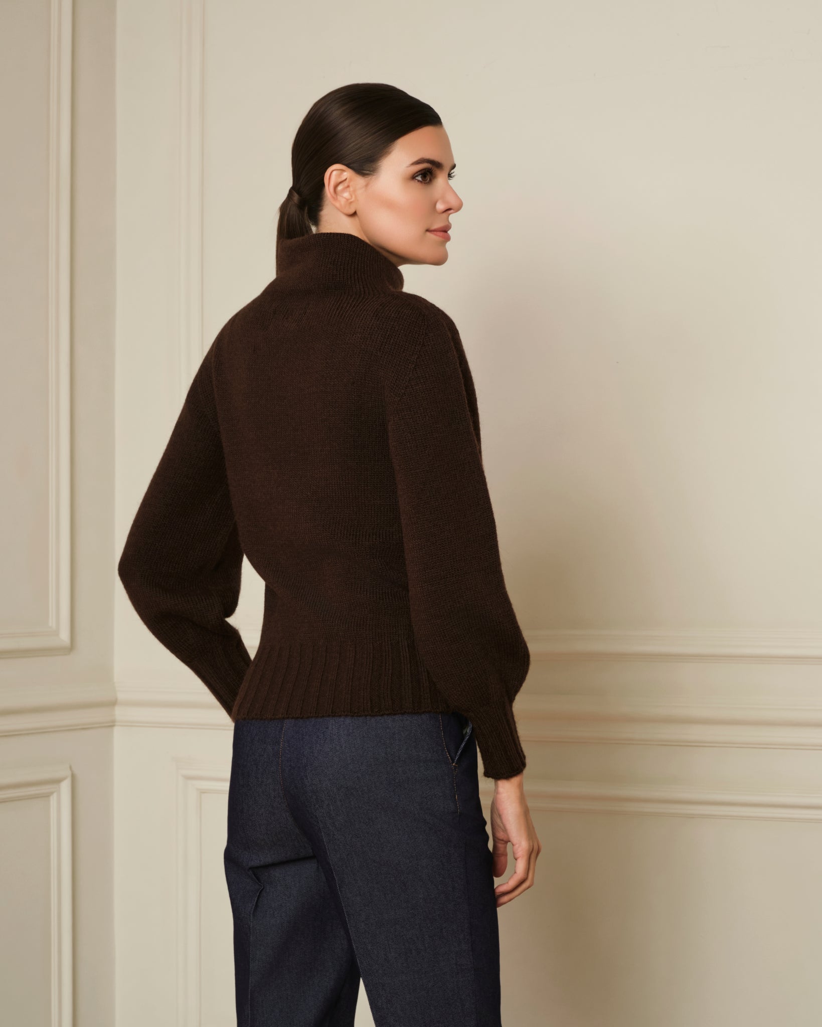 SUÉTER DE PUNTO CON CUELLO ALTO MARRÓN