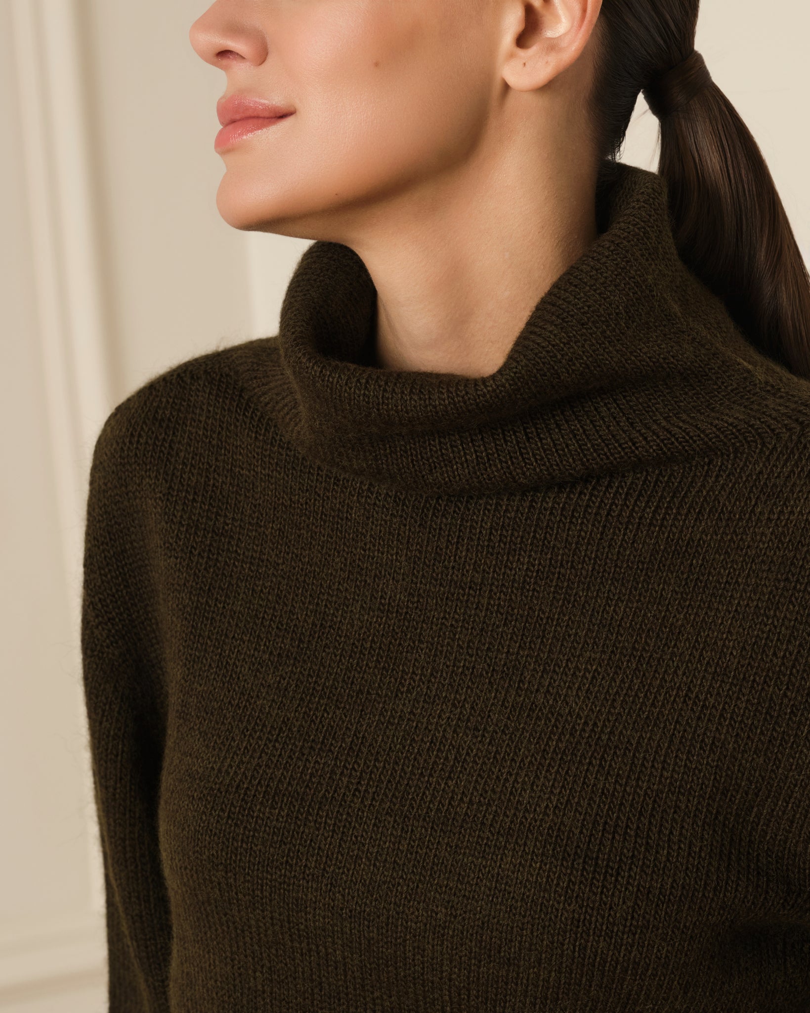 SUÉTER DE PUNTO CON CUELLO ALTO VERDE