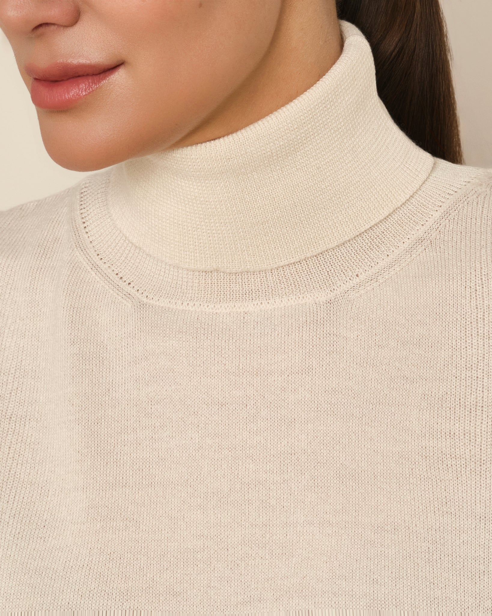 JERSEY SIN MANGAS CUELLO ALTO CRUDO