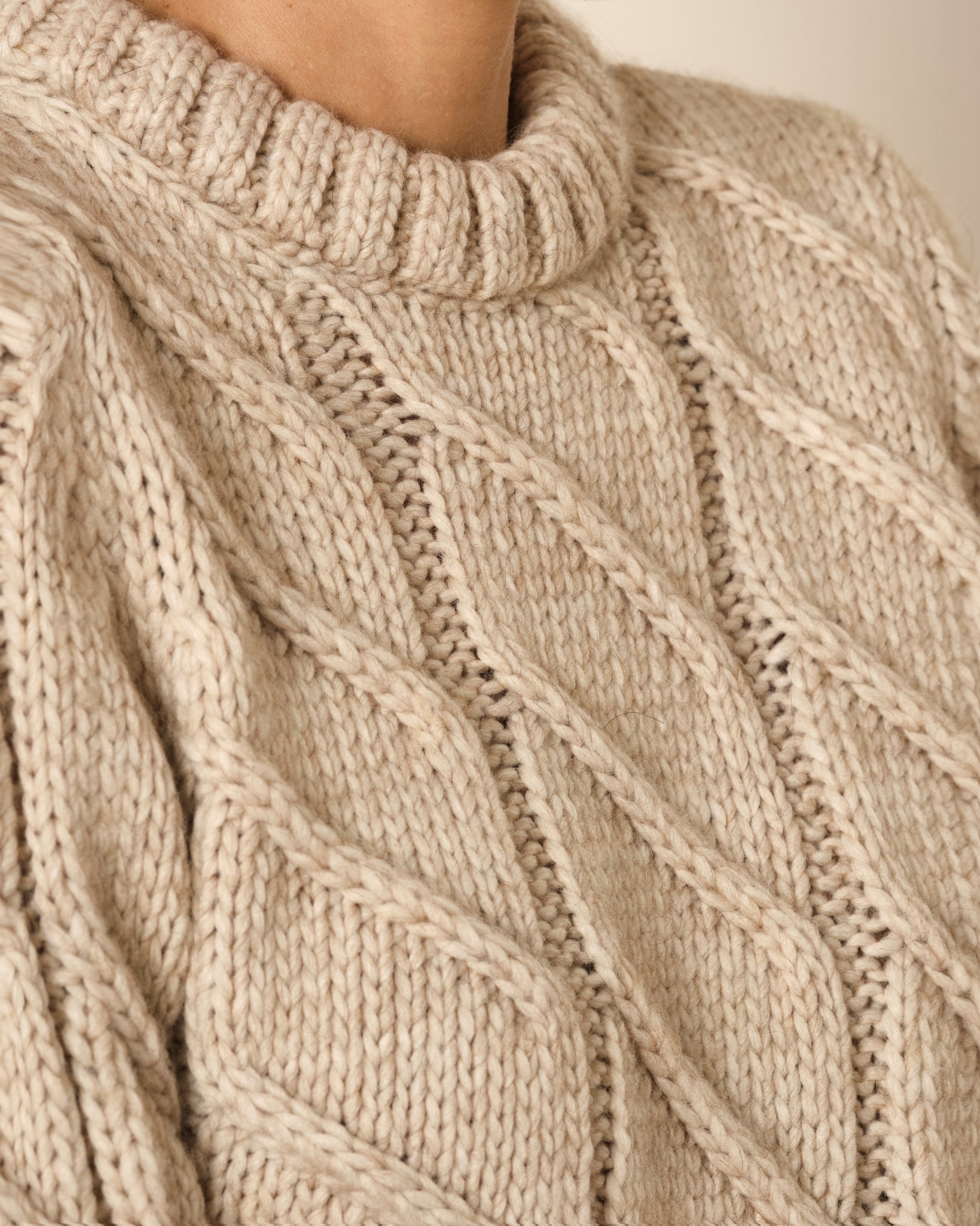 SUÉTER DE PUNTO TRENZADO BEIGE