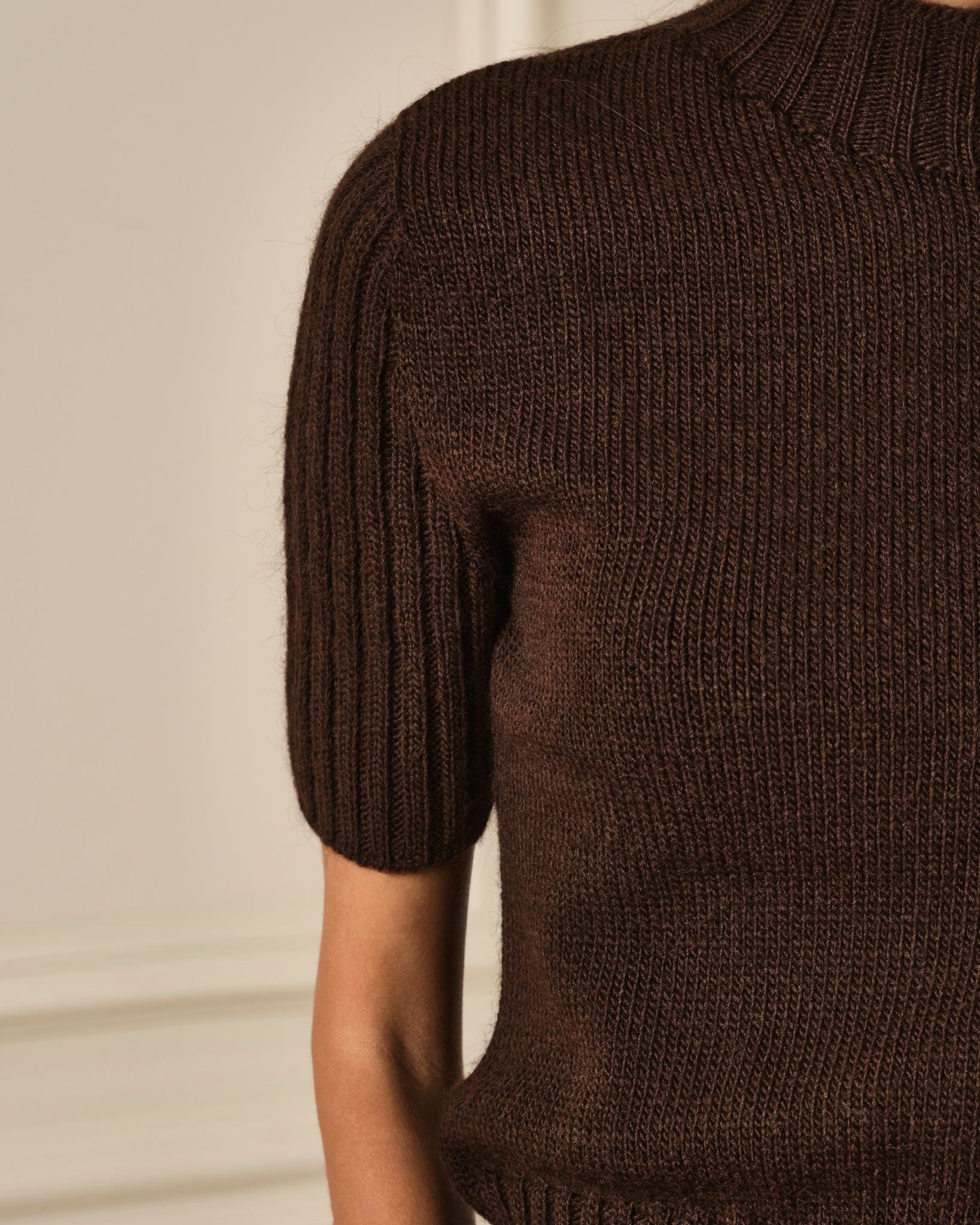 SUÉTER MANGA CORTA CON CUELLO ALTO MARRÓN