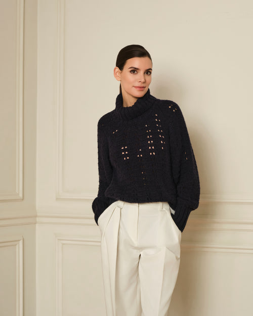 SUÉTER DE PUNTO CALADO CON CUELLO CISNE AZUL MARINO