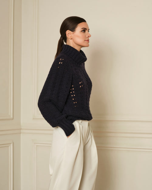 SUÉTER DE PUNTO CALADO CON CUELLO CISNE AZUL MARINO