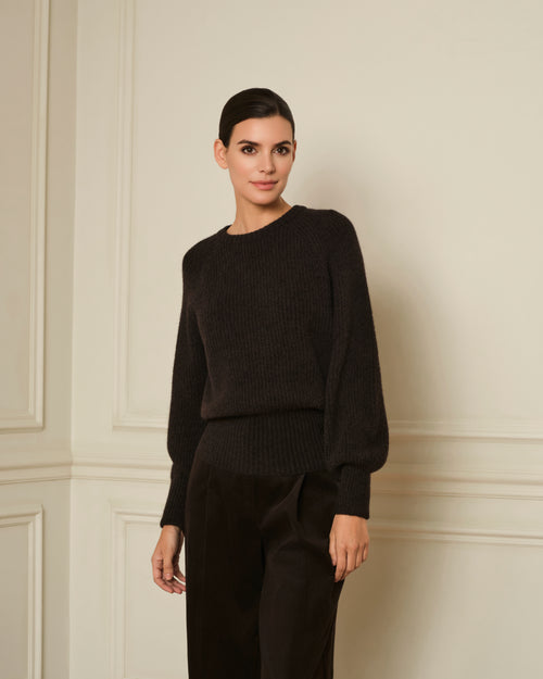 SUÉTER DE PUNTO CANALÉ CON MANGA ABULLONADA MARRÓN