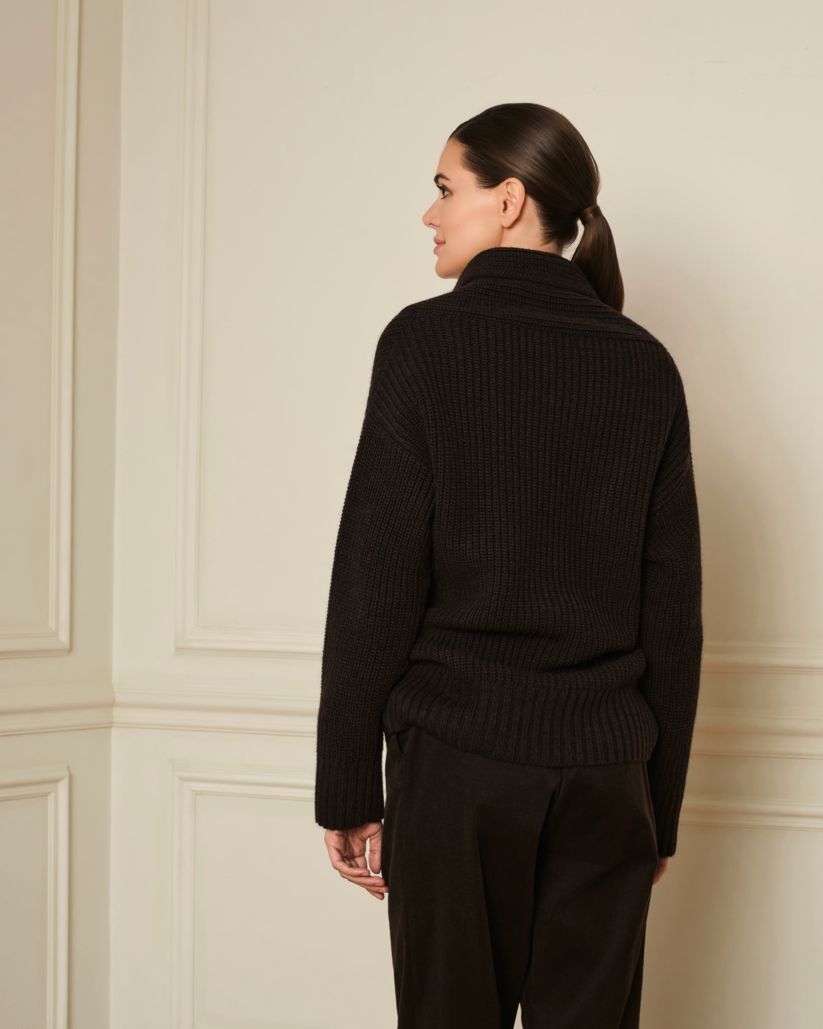 SUÉTER DE PUNTO CON CUELLO CHIMENEA MARRÓN