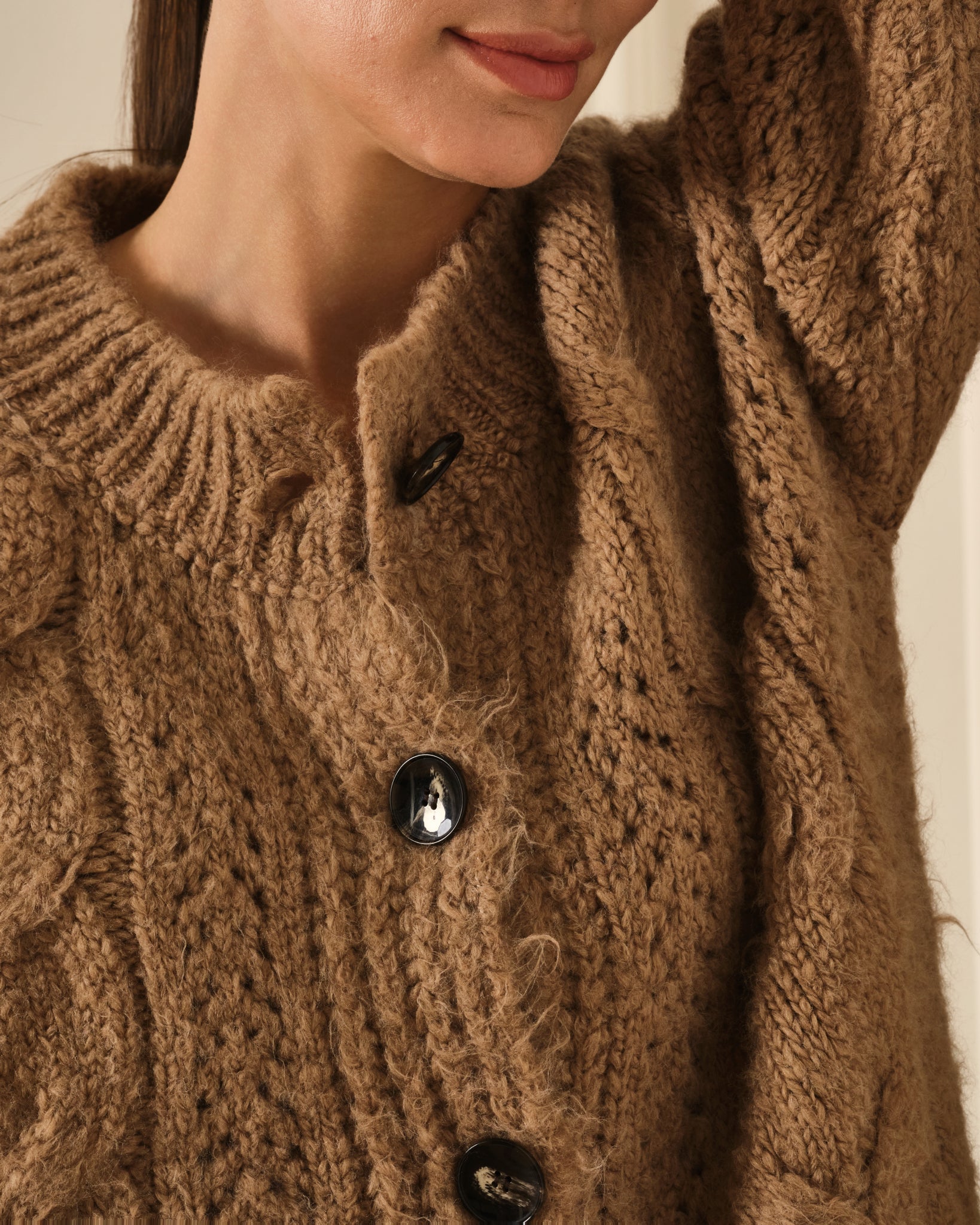 CÁRDIGAN DE PUNTO TRENZADO CAMEL