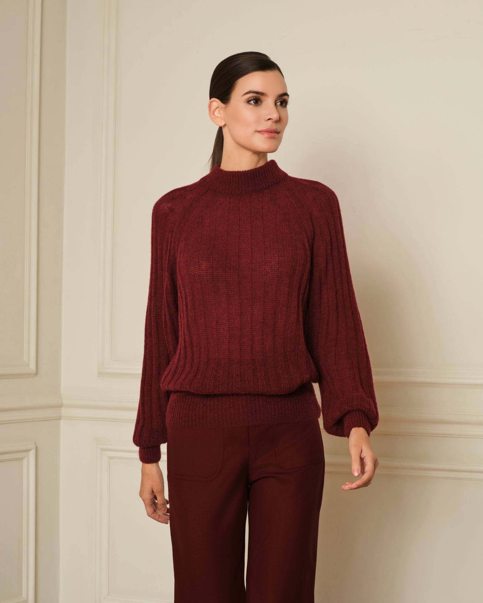 SUÉTER DE PUNTO CANALÉ CON CUELLO REDONDO BURDEOS
