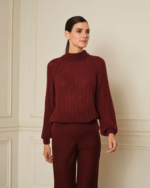 SUÉTER DE PUNTO CANALÉ CON CUELLO REDONDO BURDEOS