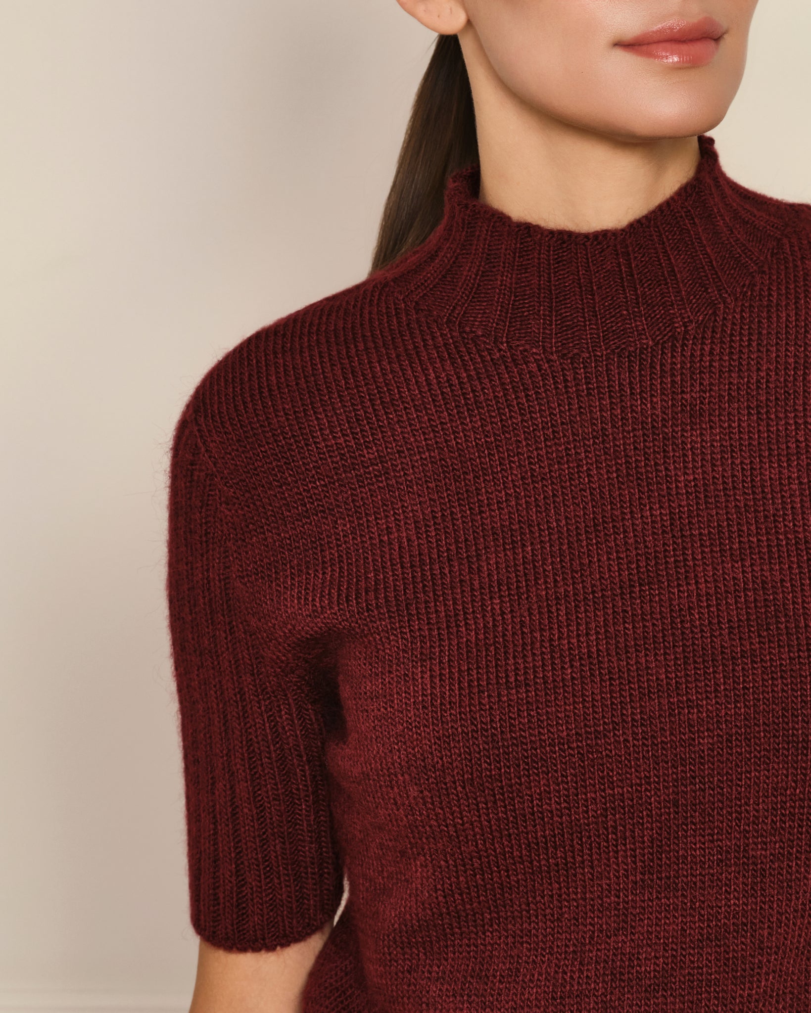 SUÉTER MANGA CORTA CON CUELLO ALTO GRANATE