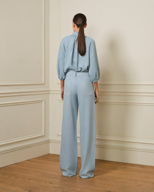 BLUSA MANGA ABULLONADA CON LAZO EN CUELLO DENIM AZUL CLARO