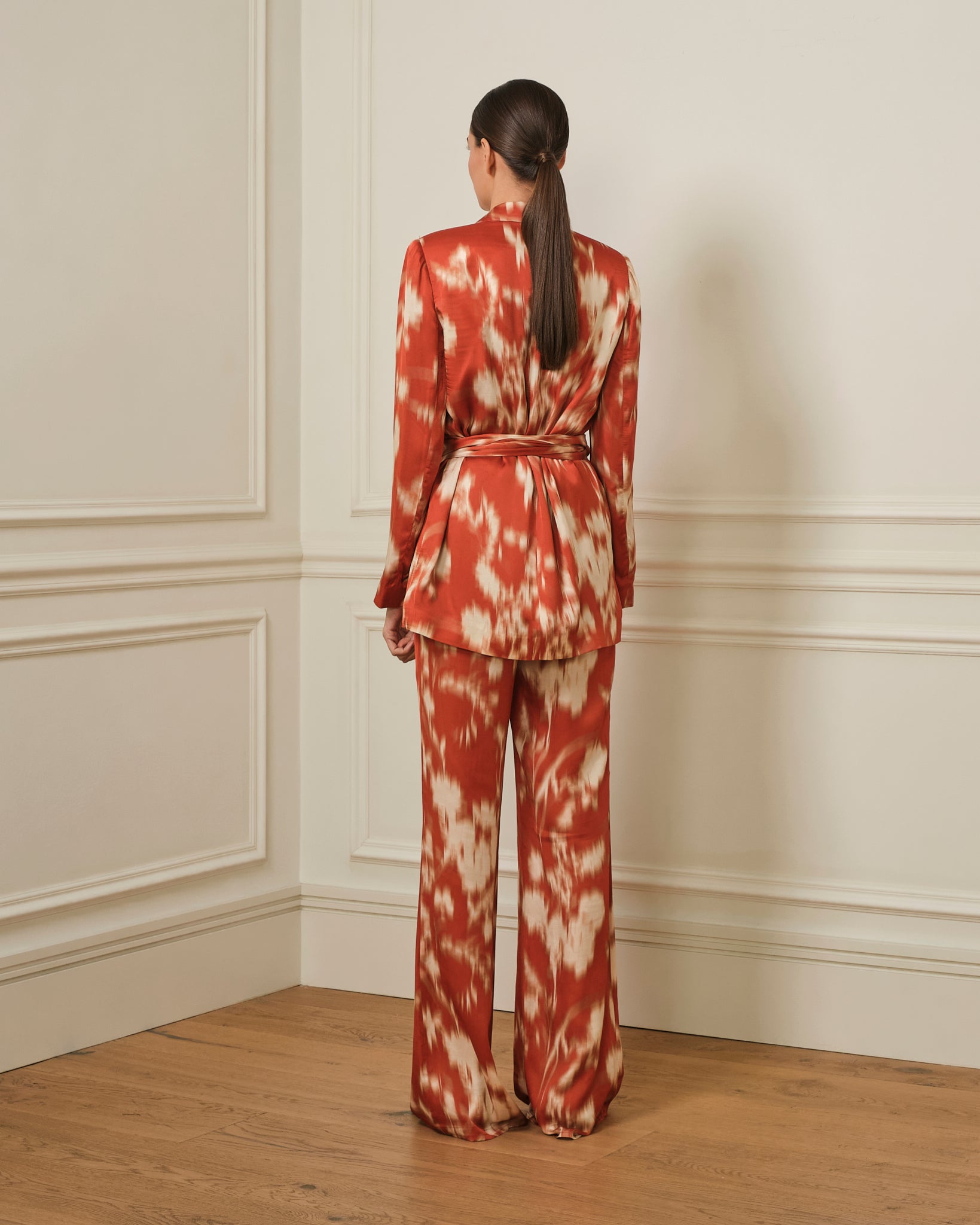 BLAZER SATINADO ESTAMPADO ROJO CON CINTURON DE LAZO