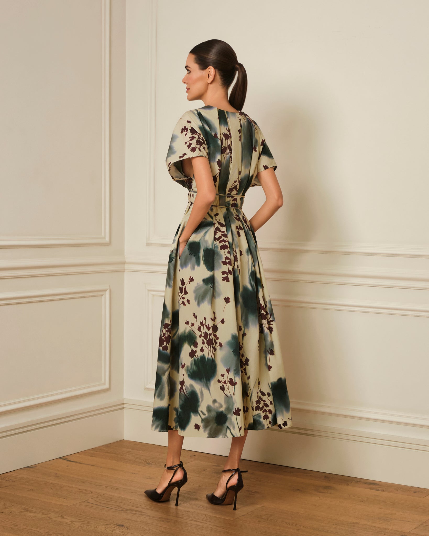 PRE-ORDER VESTIDO MIDI ESCOTE PICO ESTAMPADO FLORAL