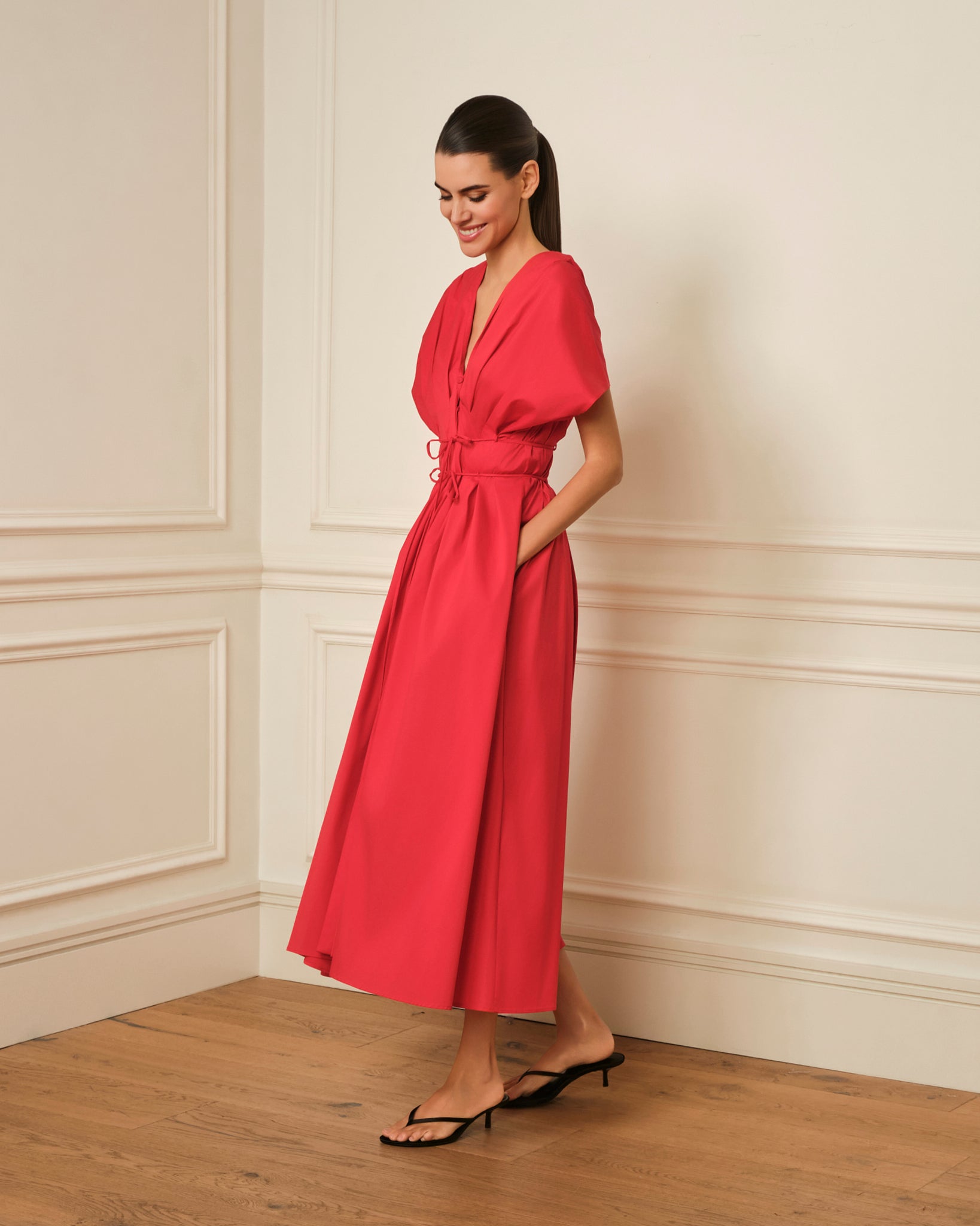 VESTIDO MIDI ESCOTE PICO ROJO