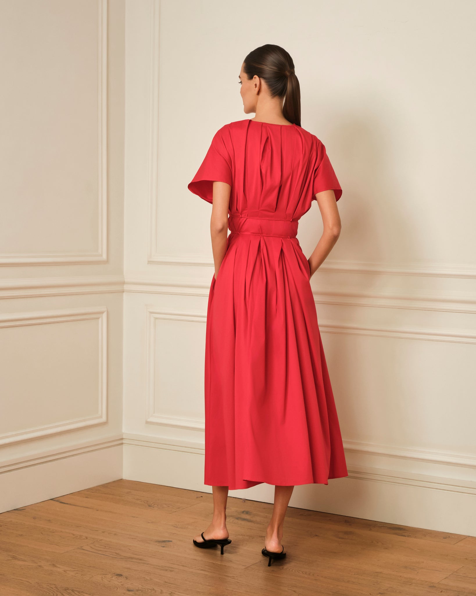 VESTIDO MIDI ESCOTE PICO ROJO