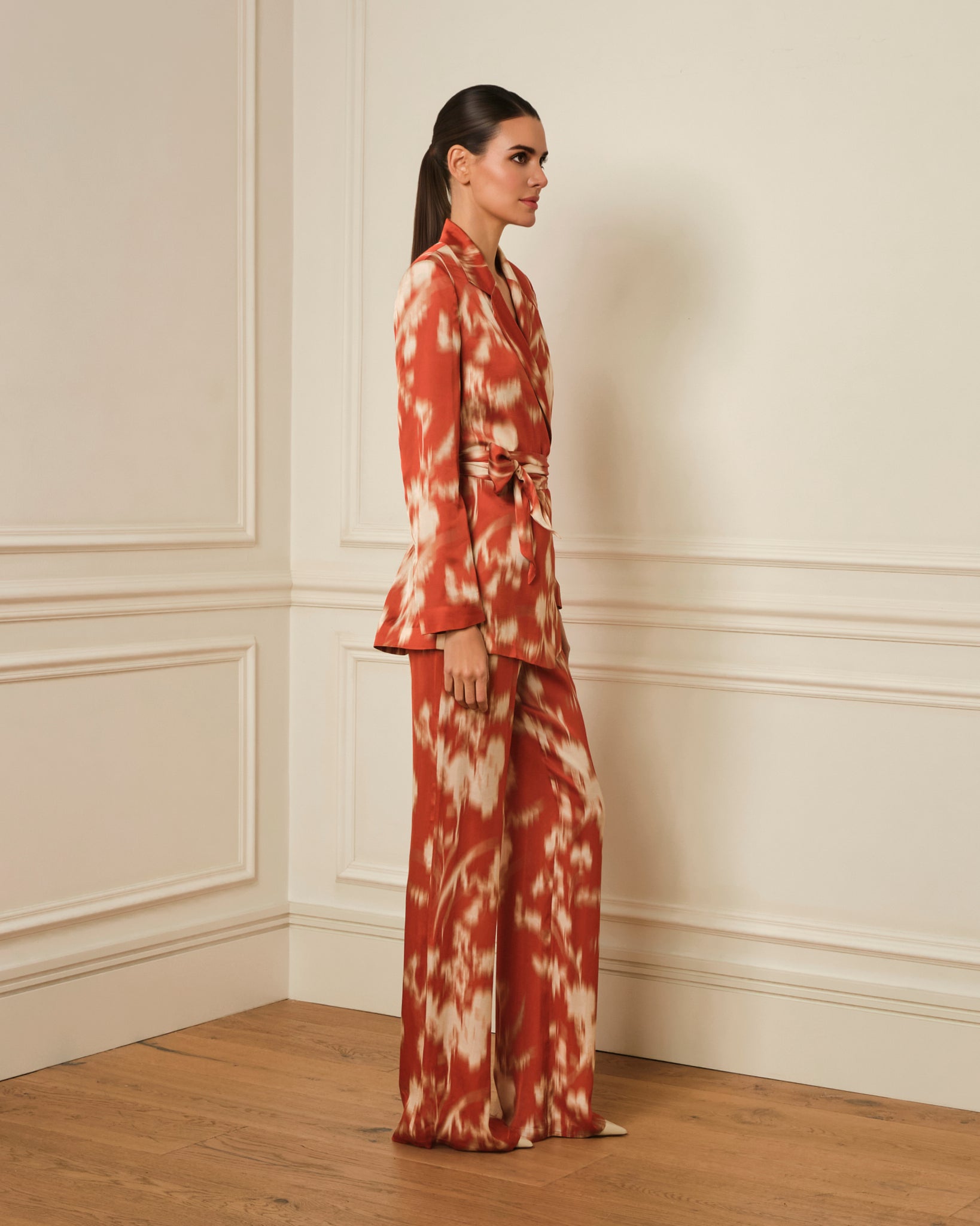 BLAZER SATINADO ESTAMPADO ROJO CON CINTURON DE LAZO