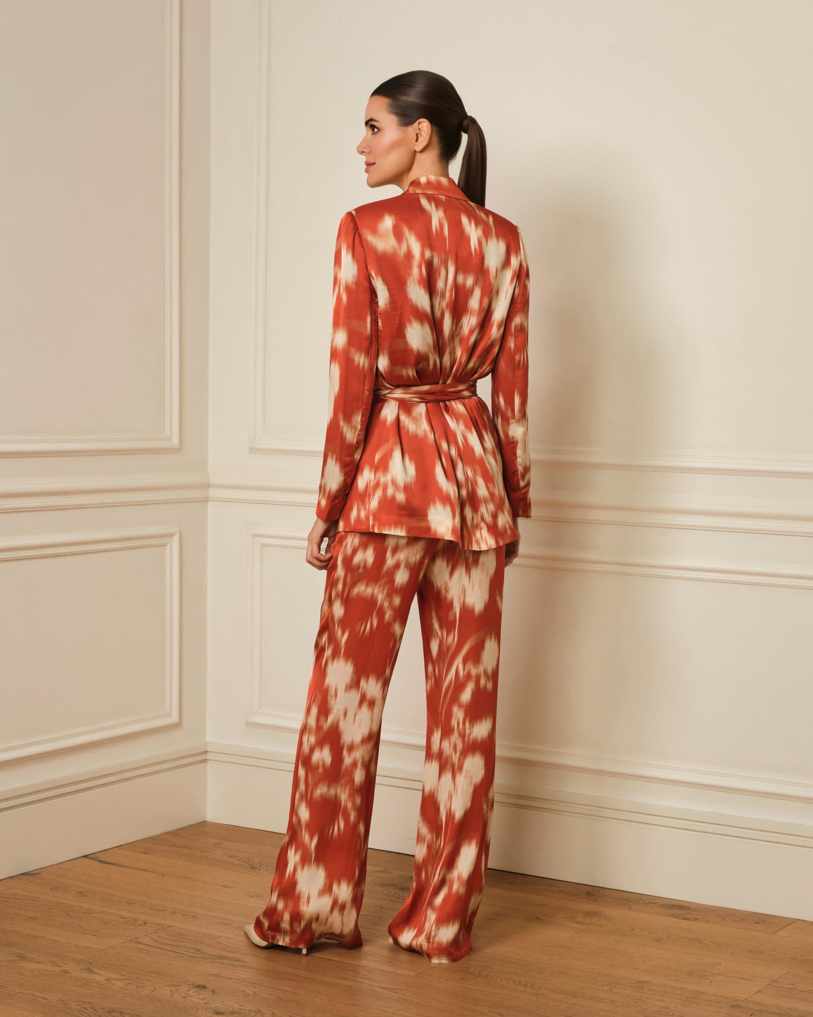 BLAZER SATINADO ESTAMPADO ROJO CON CINTURON DE LAZO