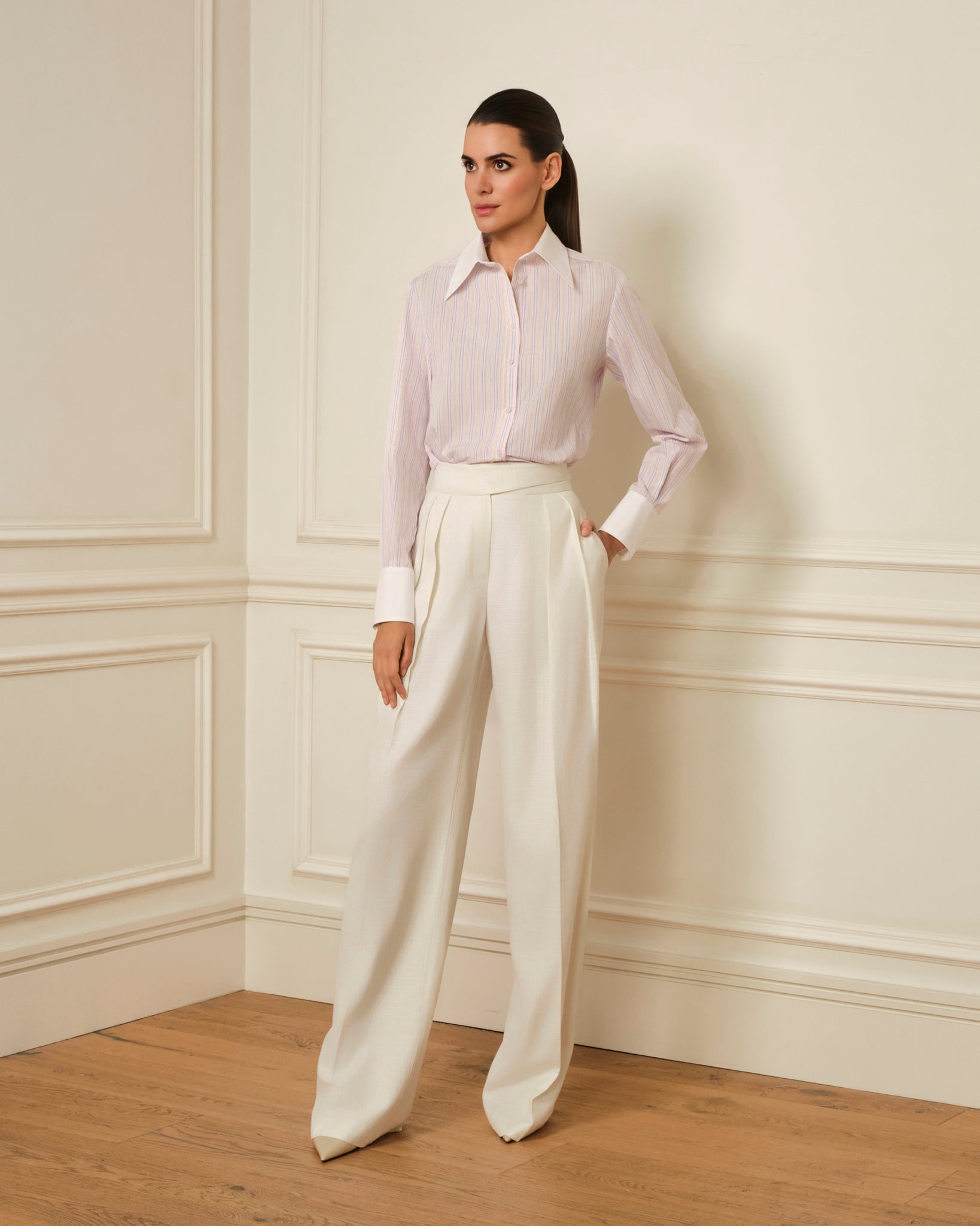 CAMISA CON PUÑO BLANCO Y ESTAMPADO DE RAYAS AZUL