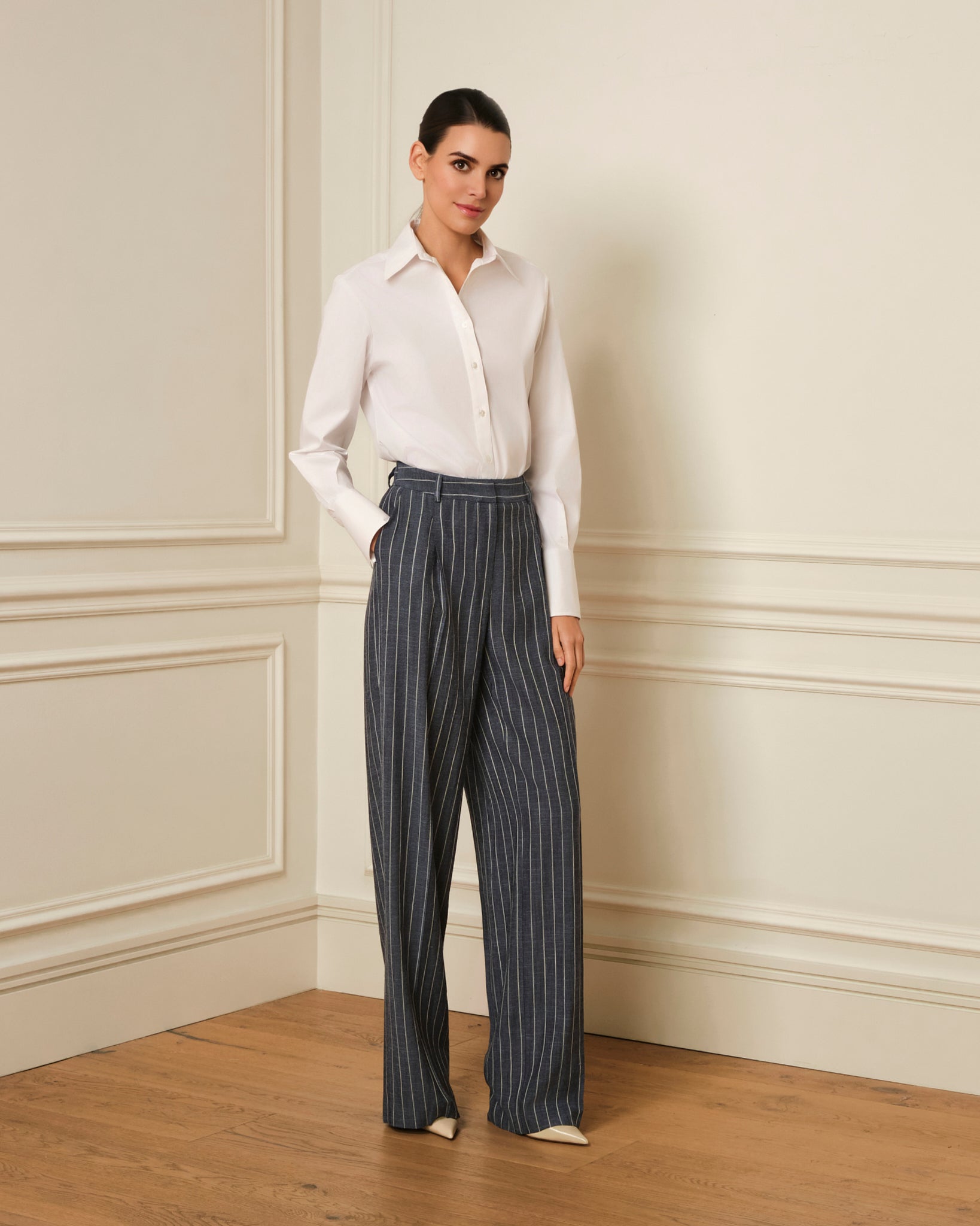 PANTALÓN DE PINZAS CON ESTAMPADO DE RAYAS