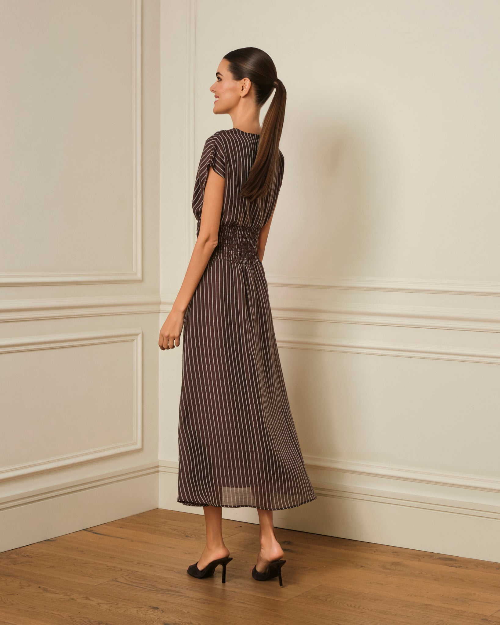 VESTIDO MIDI CON ESTAMPADO DE RAYAS MARRÓN