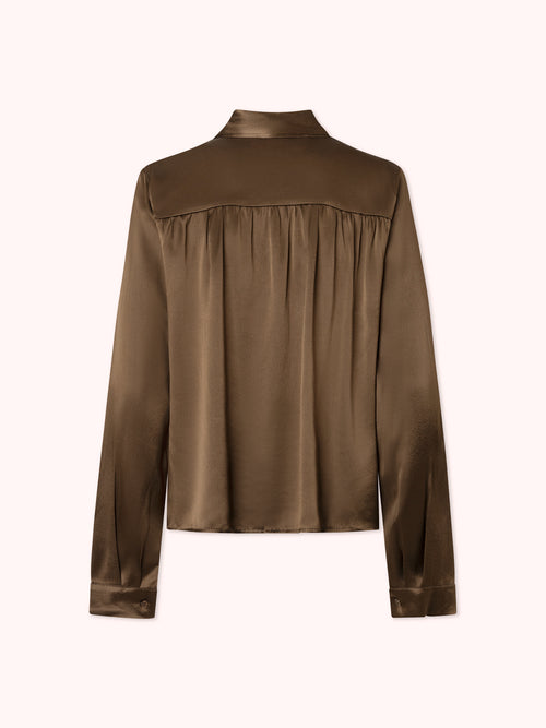 CAMISA SATINADA CON LAZADA EN CUELLO MARRÓN
