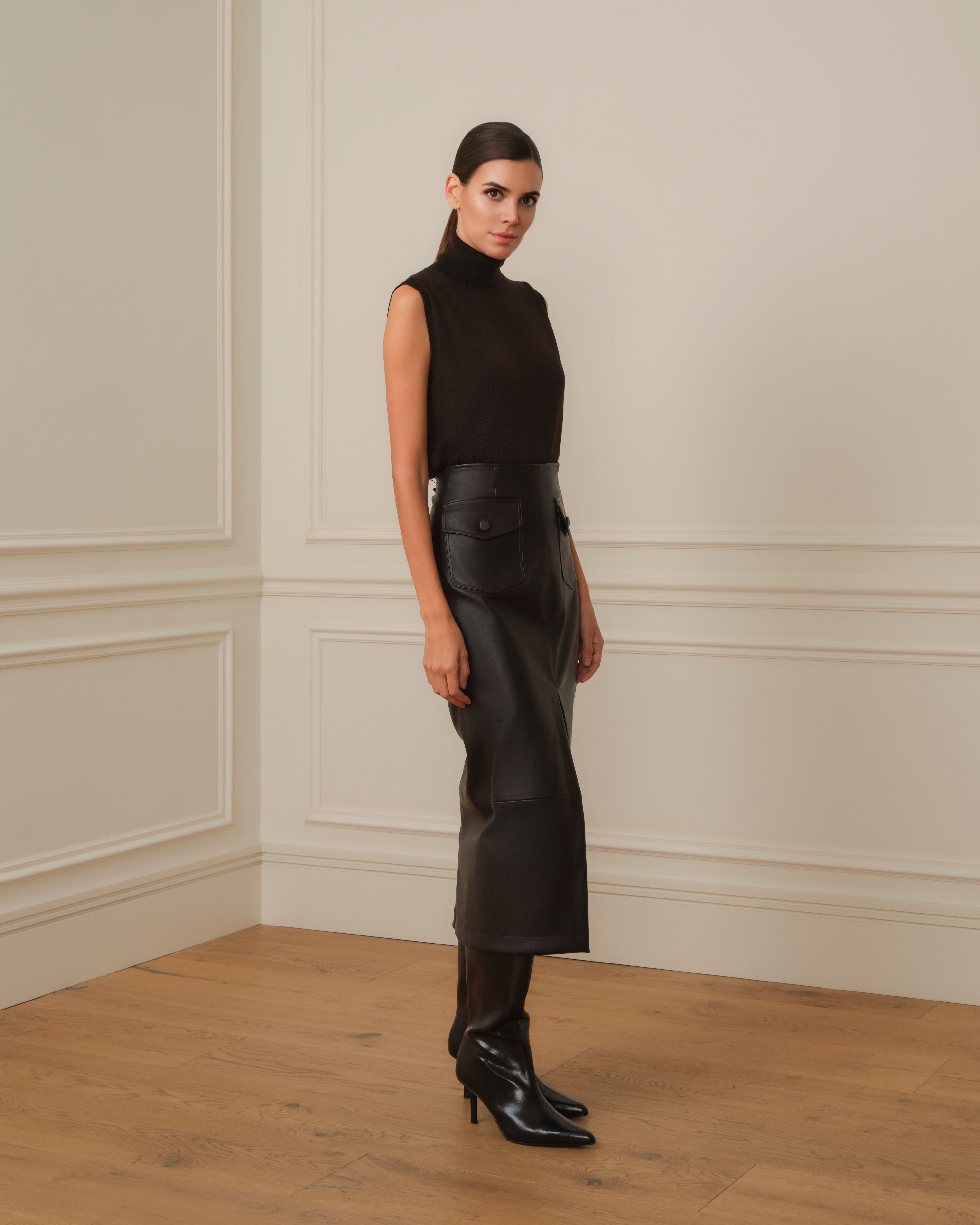 FALDA MIDI CON APERTURA FRONTAL EFECTO PIEL MARRÓN