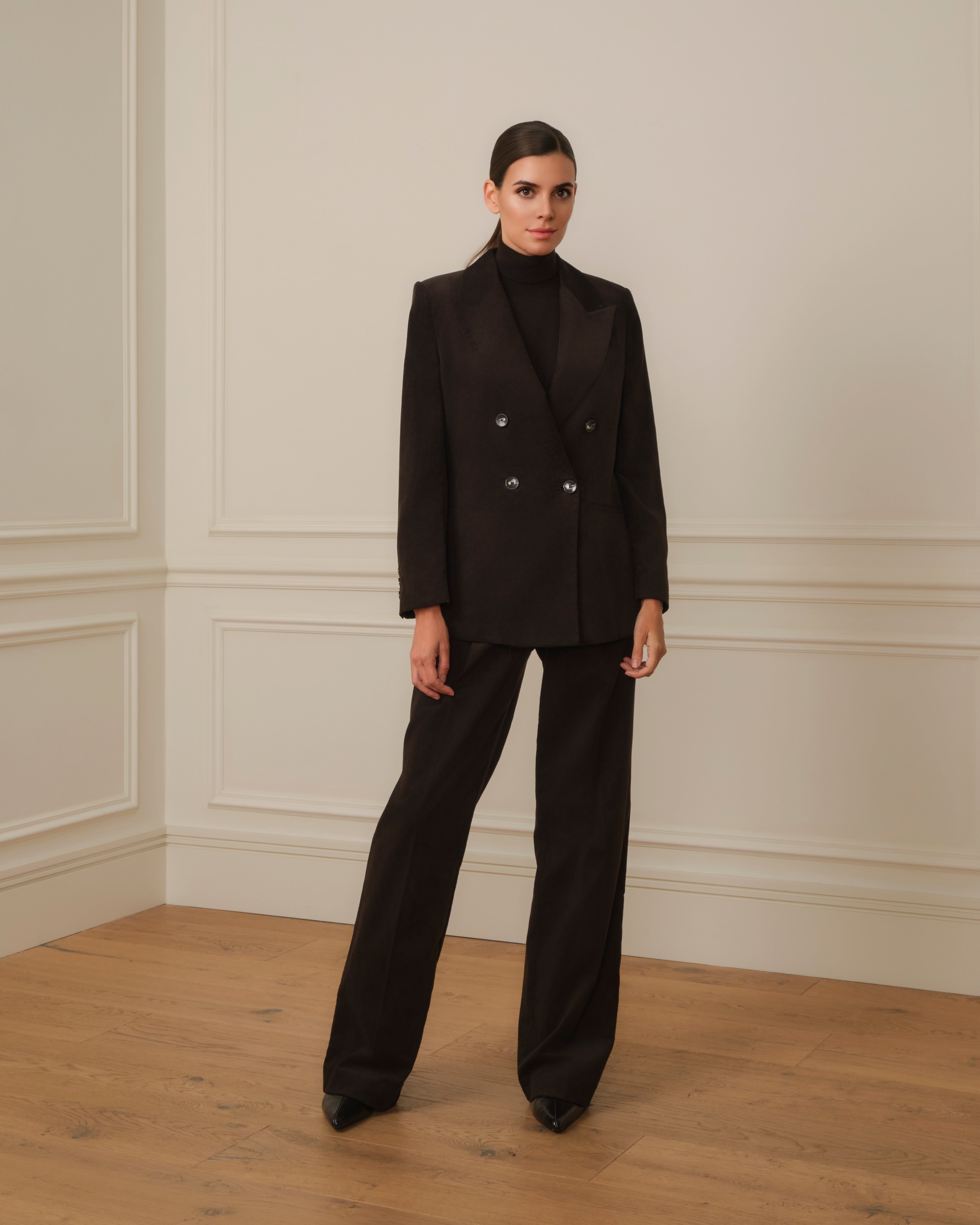 PANTALÓN DE PANA CON PINZAS MARRÓN