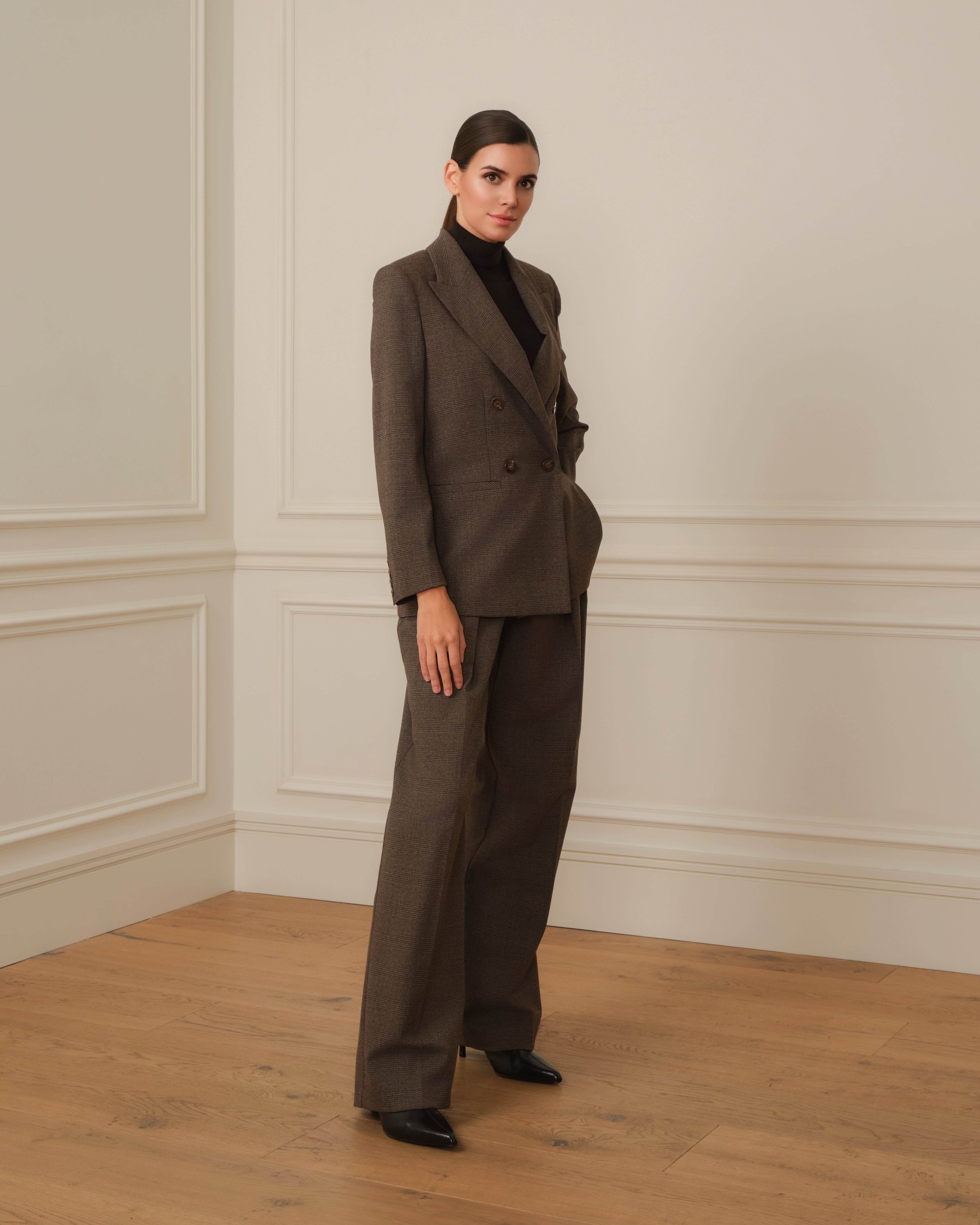 PANTALÓN CON PINZAS DE CUADROS MARRÓN