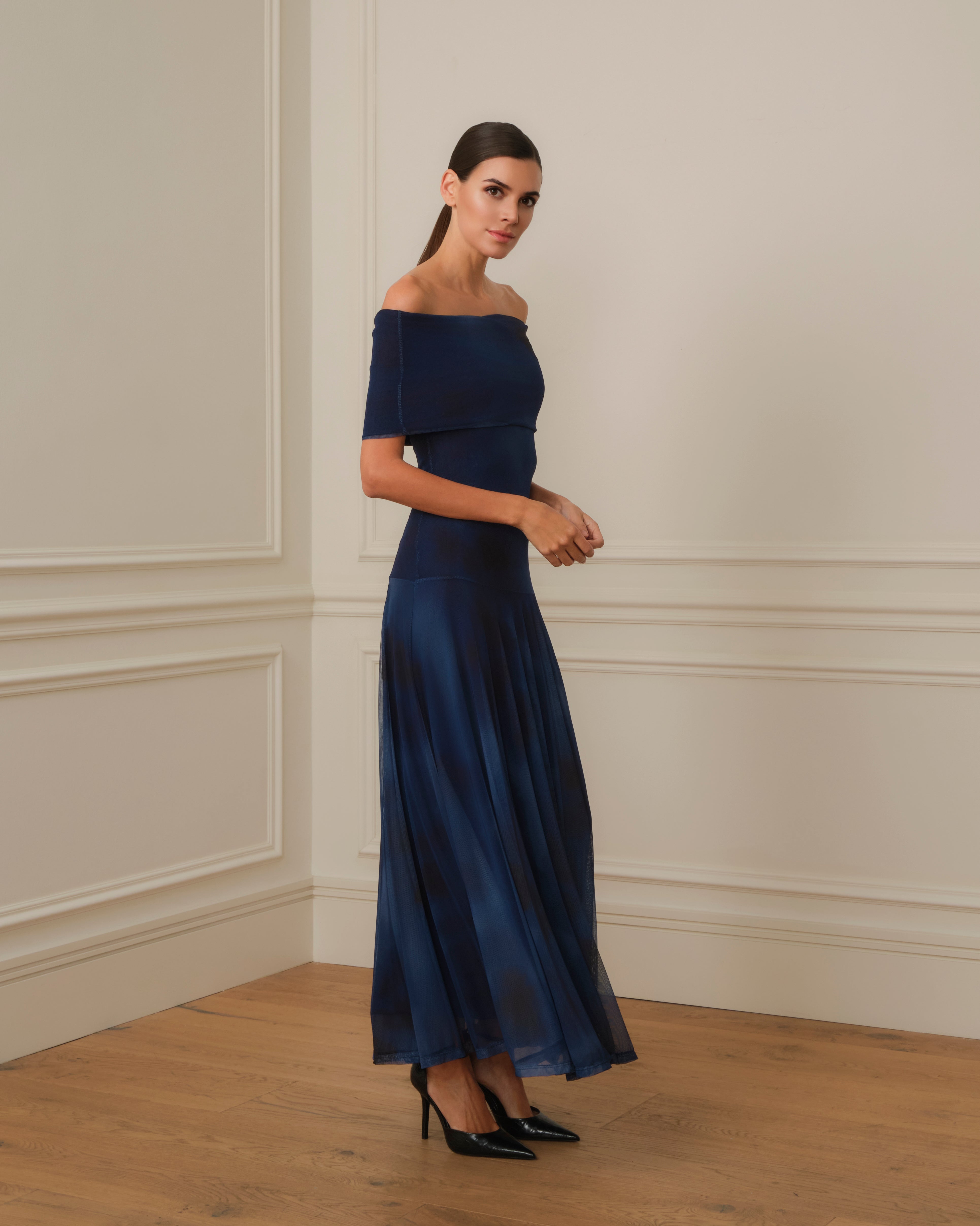 VESTIDO OFF SHOULDER DE TUL AZUL