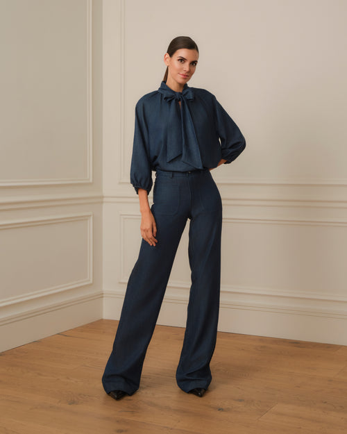 BLUSA MANGA ABULLONADA CON LAZO EN CUELLO DENIM AZUL MARINO